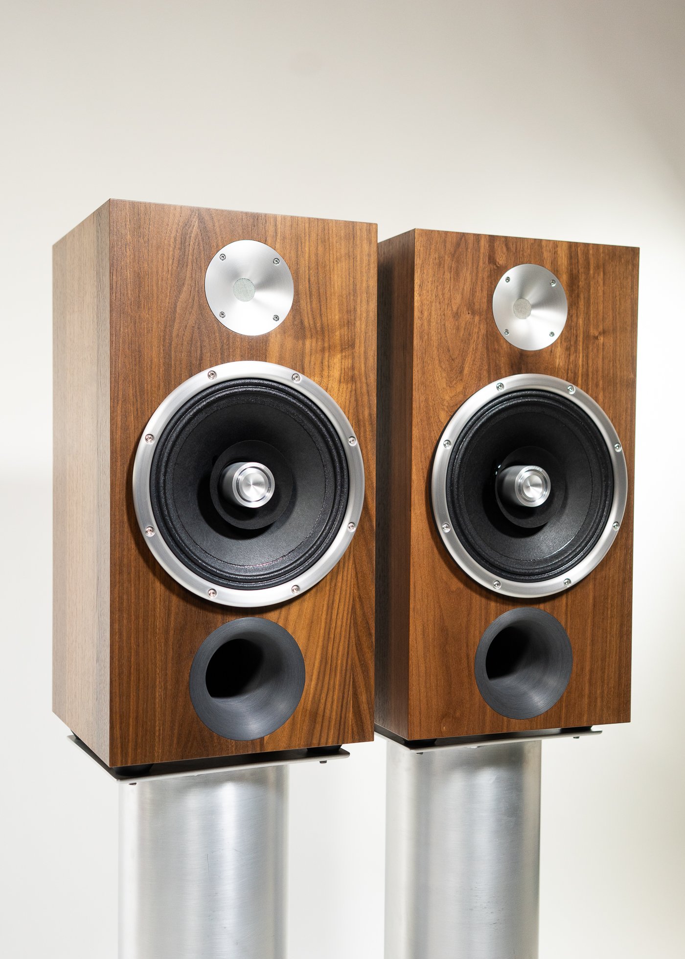 Zu DWX Superfly finished in American walnut - isometric view.