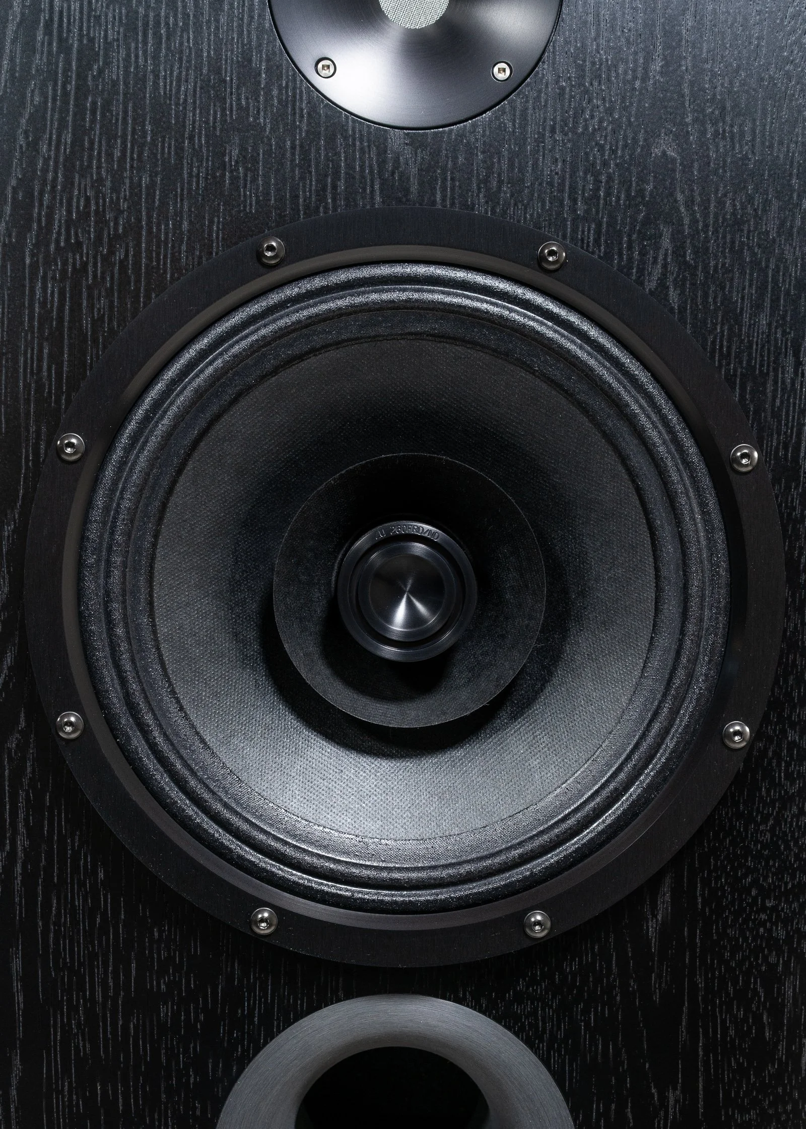 Closeup photo of Zu DWX-Superfly Single finished in black hickory and trimmed in black anodized hardware.