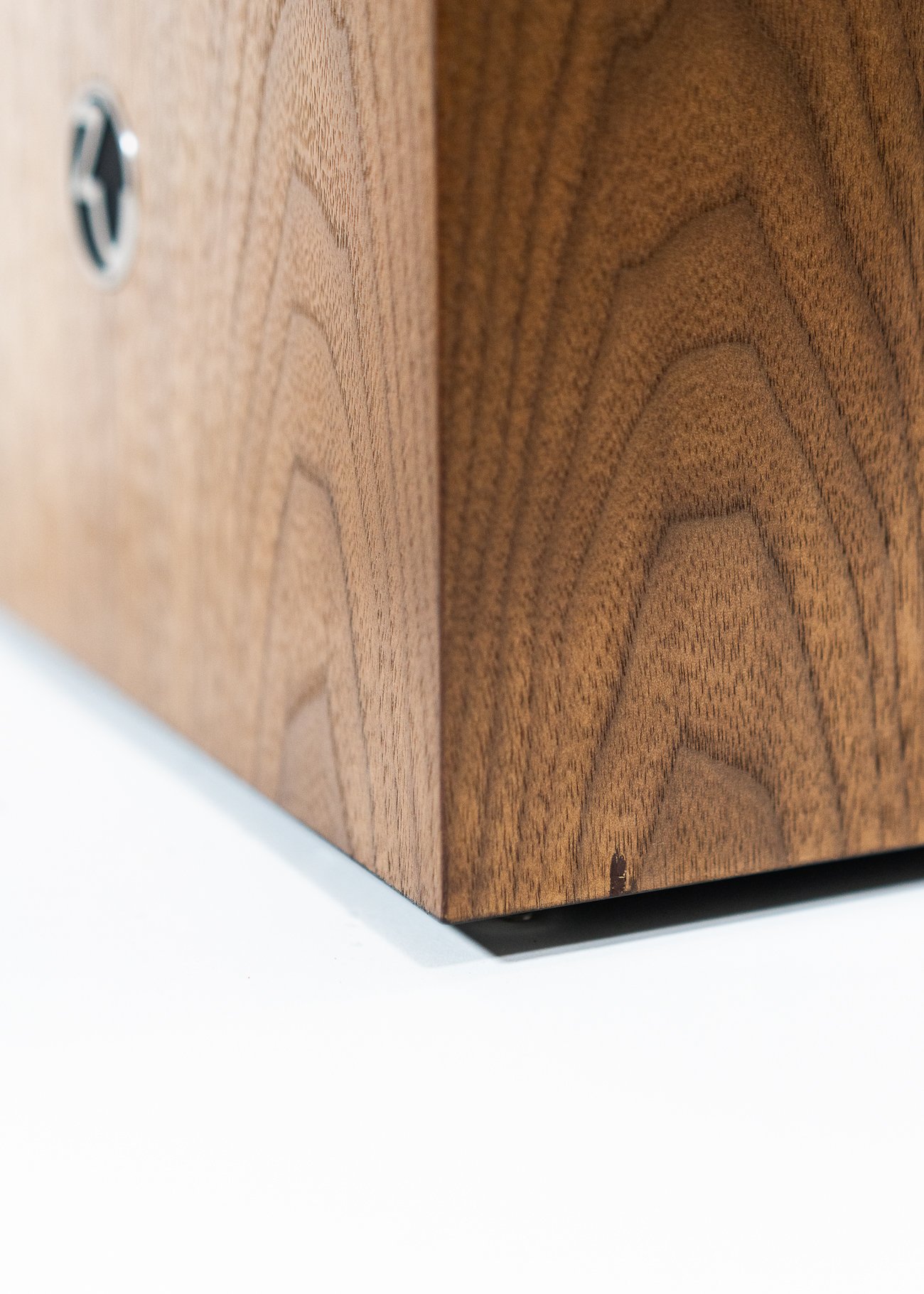 Closeup photo of Zu DW-6 logo and wood grain finish.