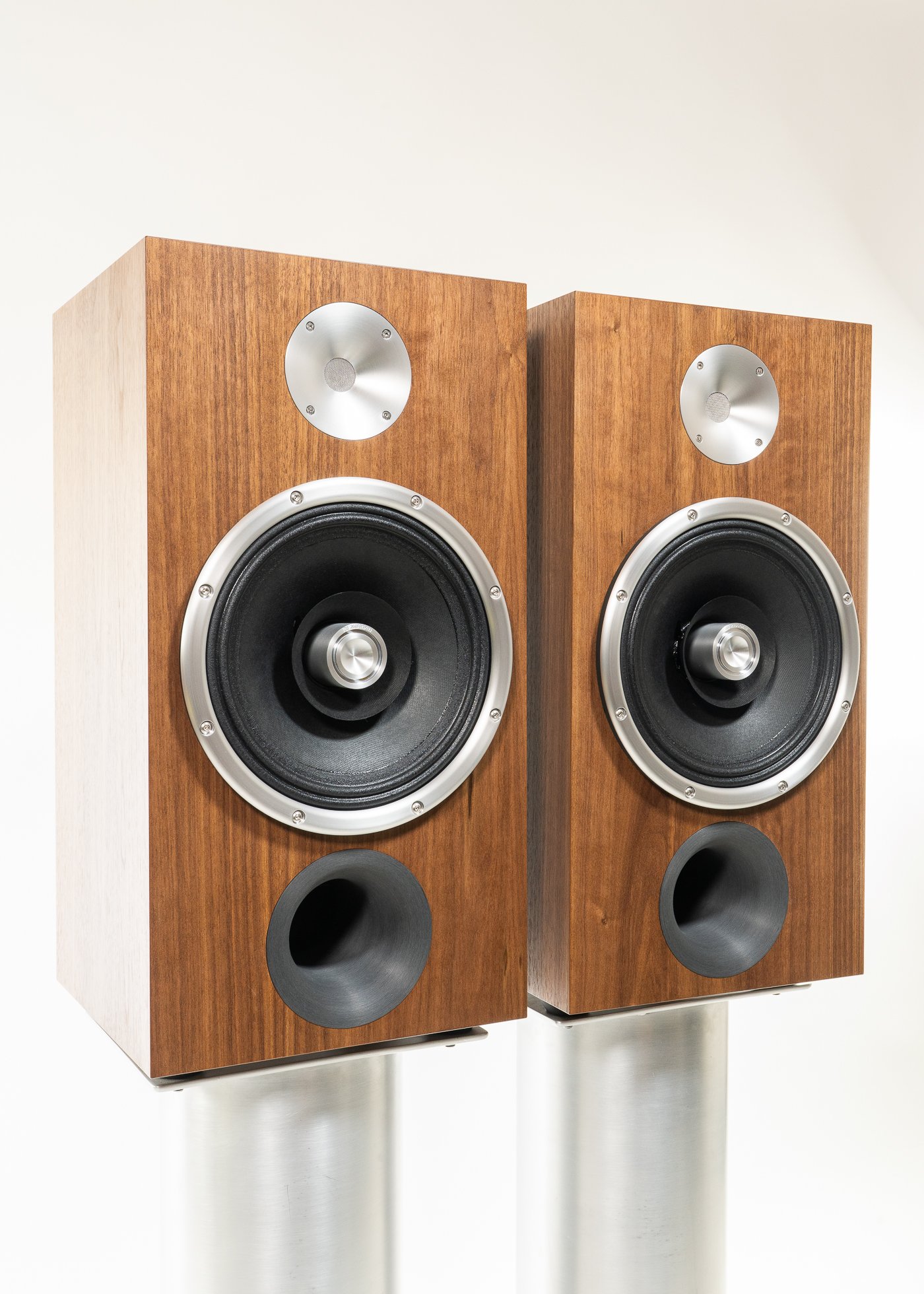Photo of Zu DWX (standard) finished in American walnut - isometric view.