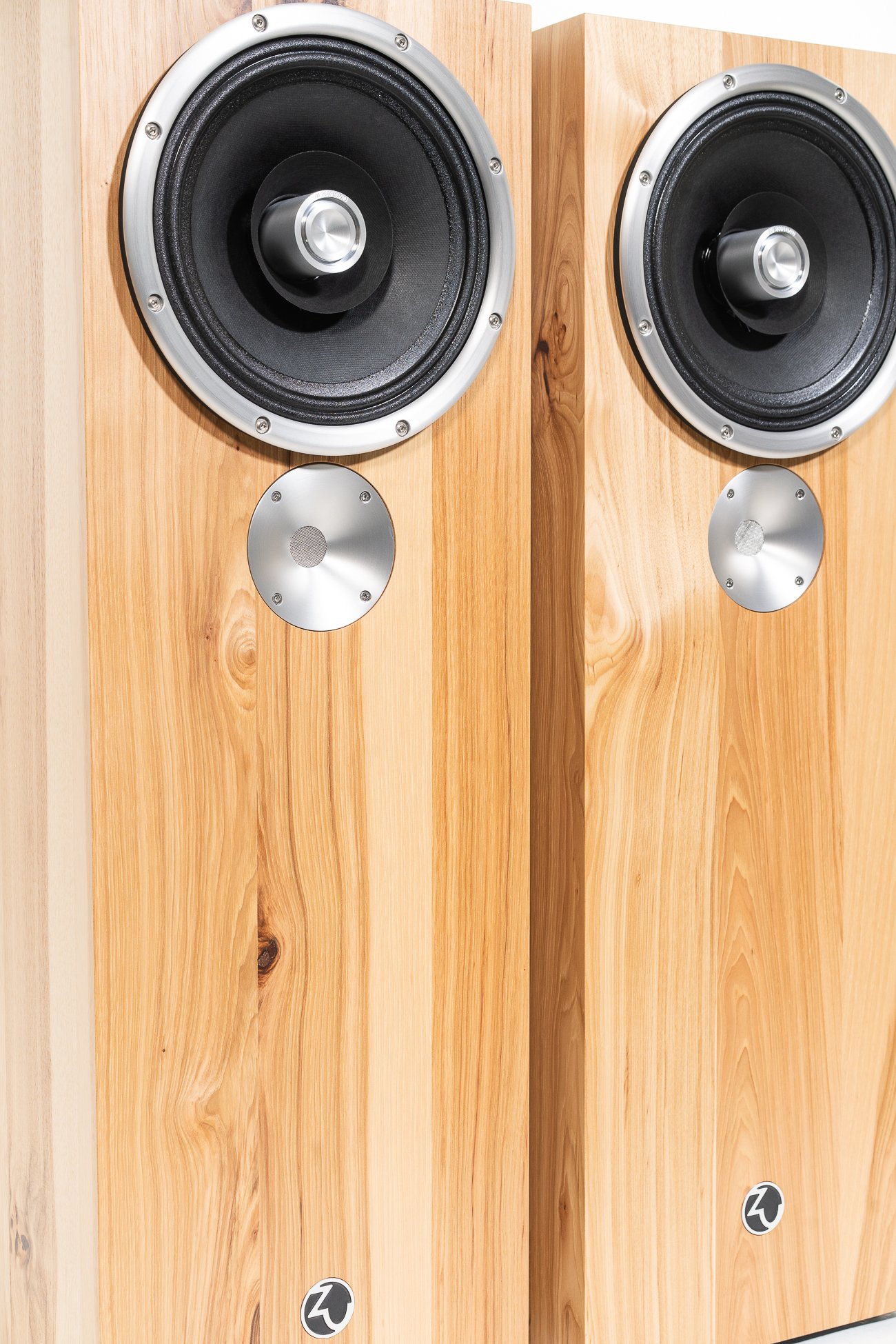 Isometric view photo of Zu DW-6 Supreme finished in rustic hickory.