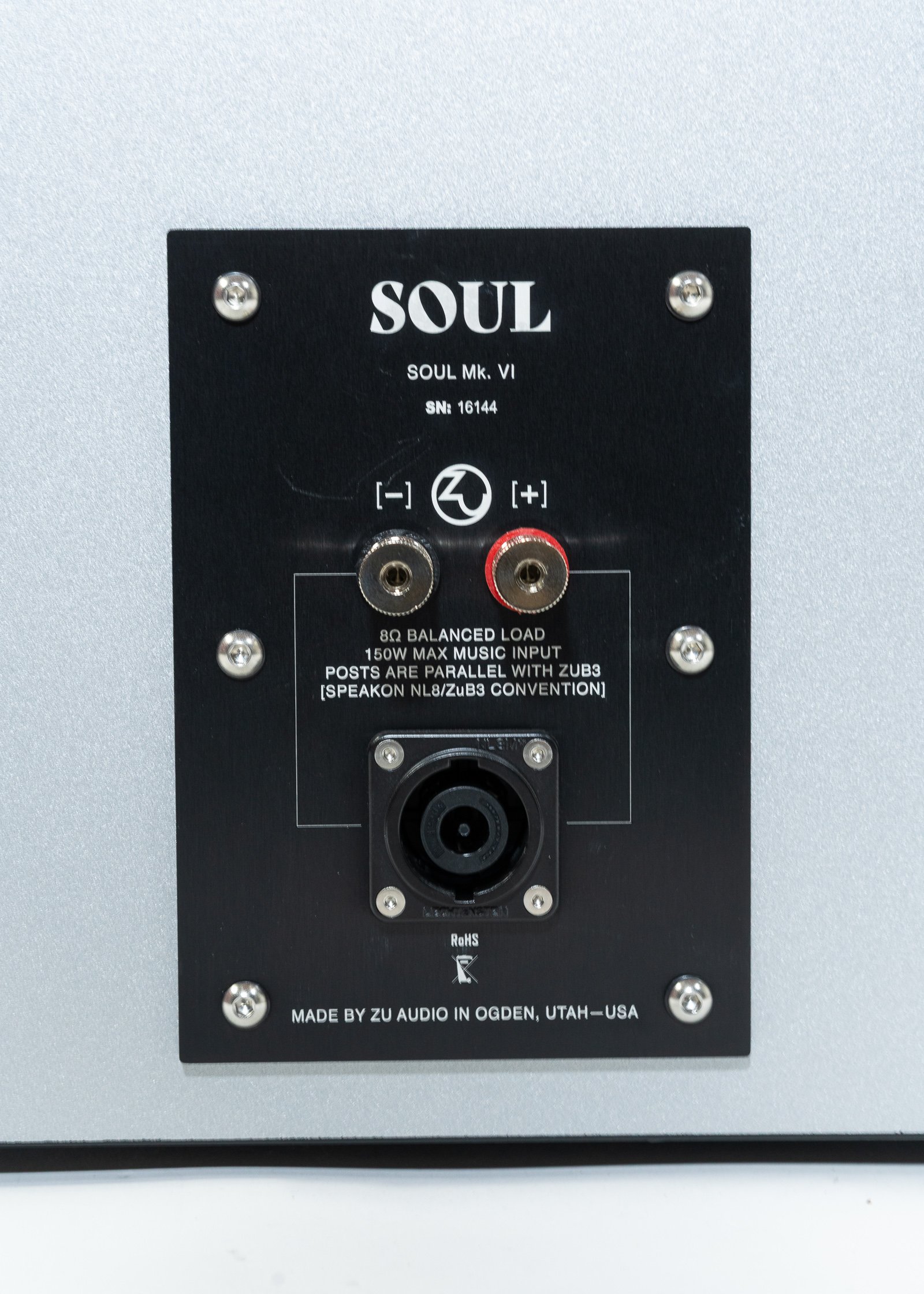 Closeup photo of Zu Soul Six nameplate and input connetors.