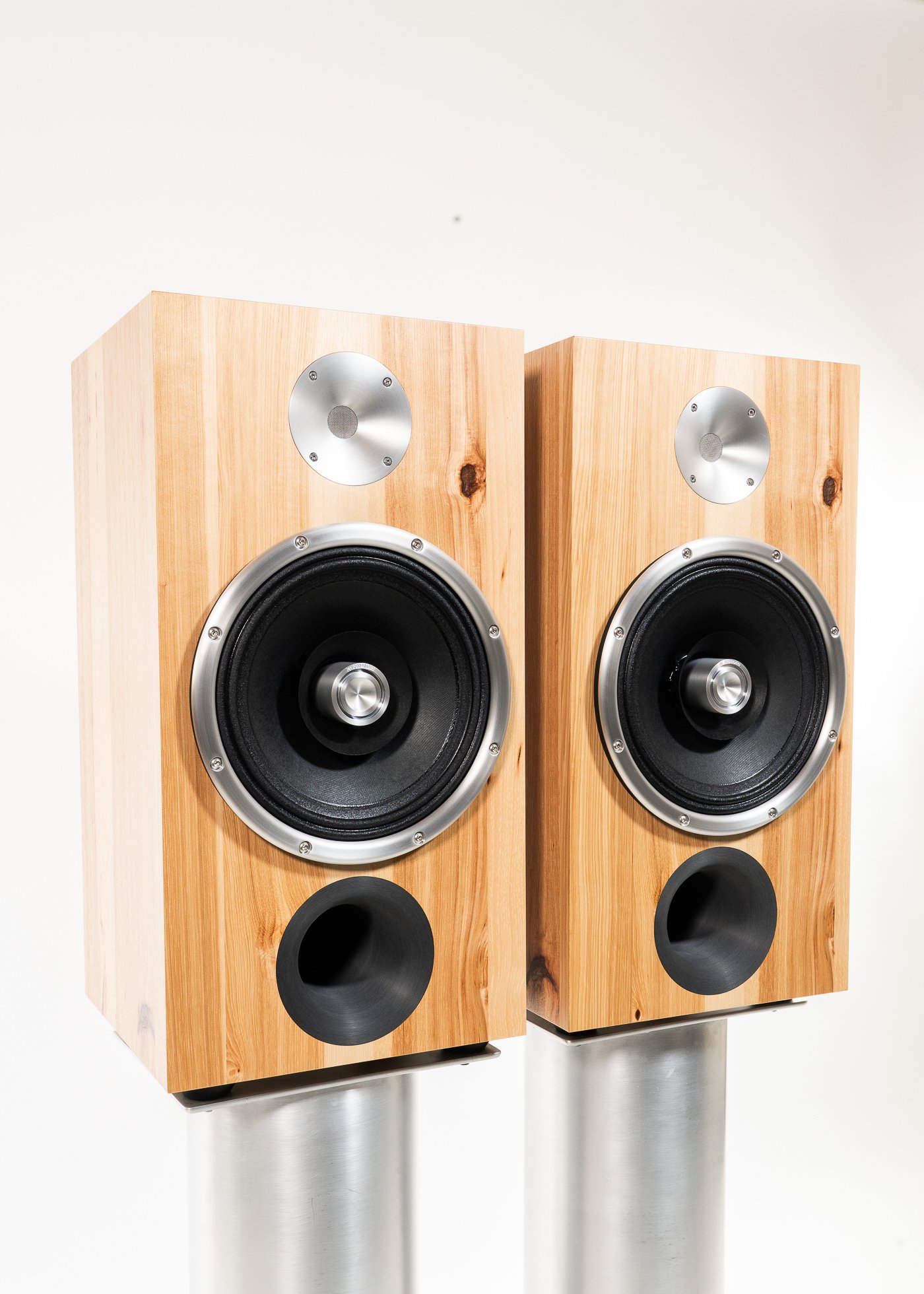 Zu DWX (standard) finished in rustic hickory real wood veneer - isometric view.