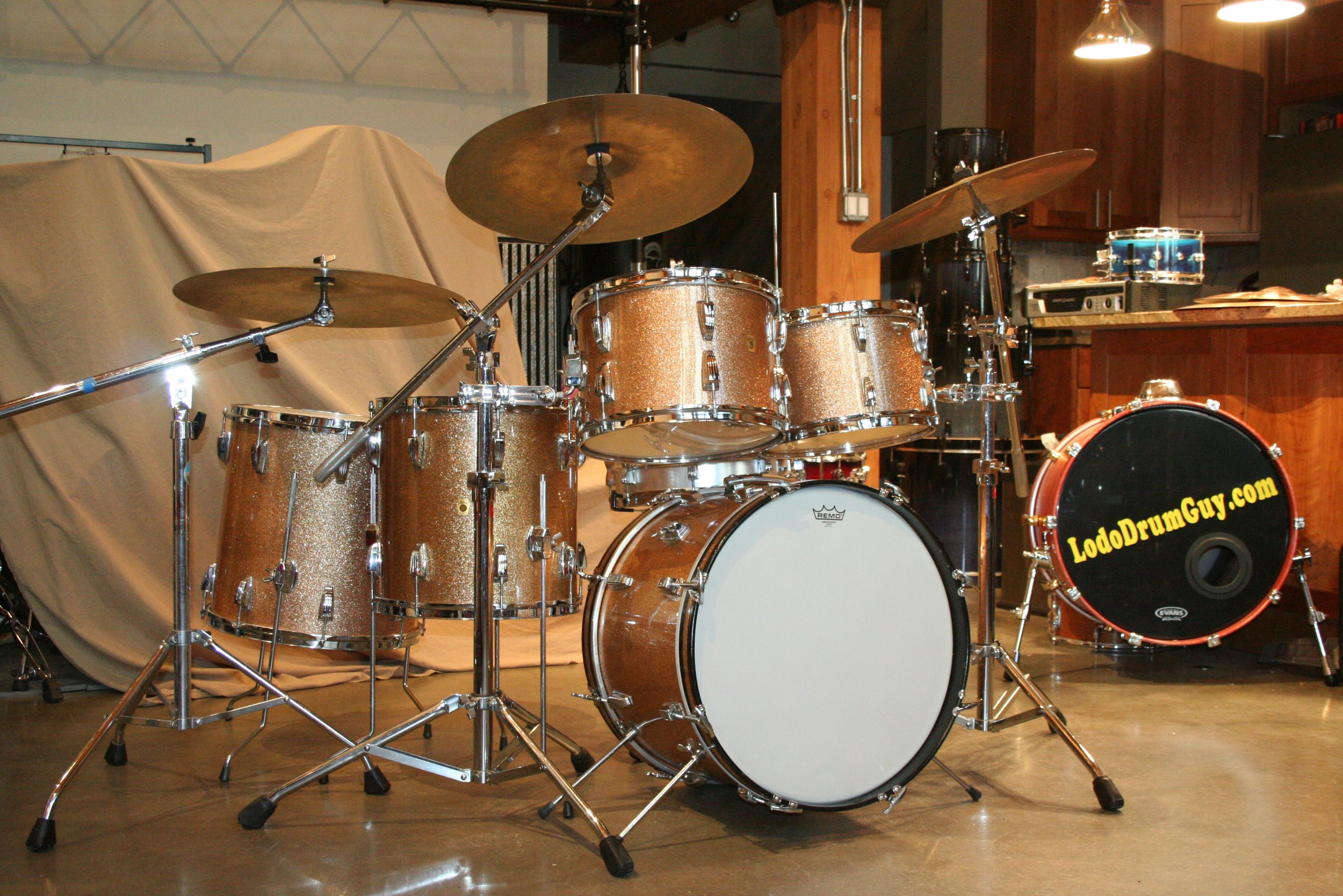 BLOG Vintage 1965 LUDWIG Super Classic Drum Set Hits The Road With Tour blog-vintage-1965-ludwig-super-classic-drum-set-hits-the-road-with-tour