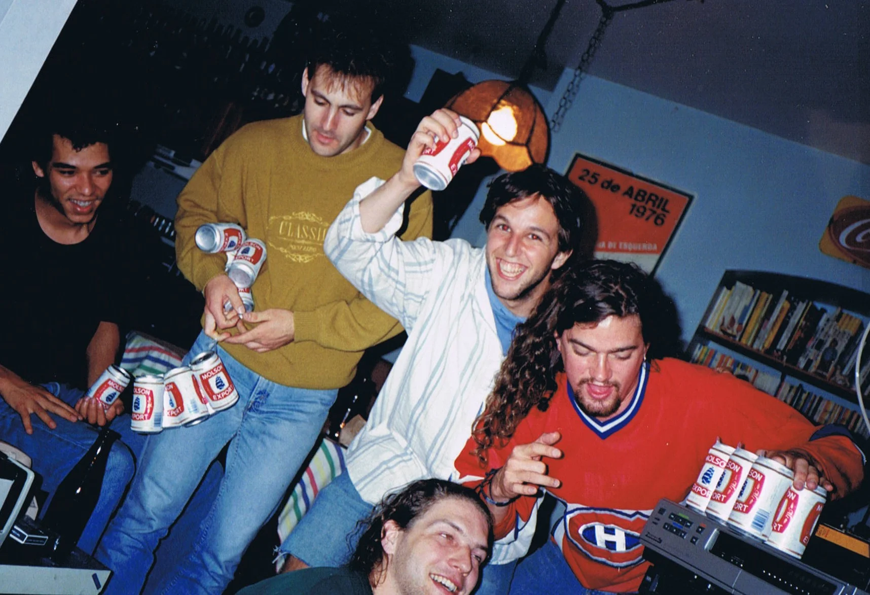...Pis nous on célèbre avant de nous lancer dans la foule en délire qui défervairent dans les rues de Montréal 