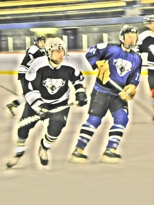 LE VÉTÉRAN GRAHAM THORNE DE LA CABANE EXPRESS ET JONATHAN MUTCH DES BIFTECH AVENGERS LORS DE LEUR MATCH DE SAMEDI DERNIER. (PHOTO LISETTE NEPVEU)