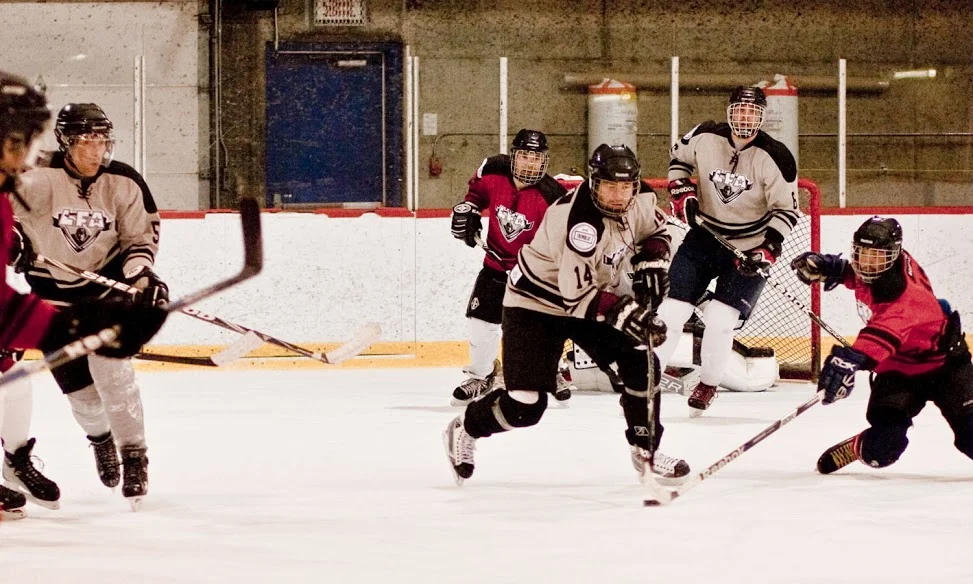 JEAN-PIERRE DUMONT JOUANT CETTE SEMAINE AVEC LES BILY KUN CZECHERS SE FAIT CONTRER SES EFFORTS PAR FRANÇOIS POIRIER LE COMMANDITAIRE DES TOMAHAWKS DE ROUGE HORIZON QUI EN ÉTAIT A SON PREMIER MATCH DANS LA LFA SAMEDI SOIR (PHOTO TRACY CHOU)