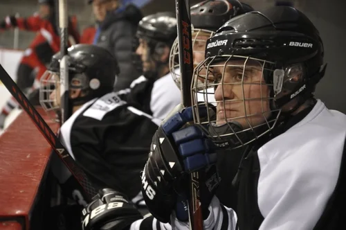  ERIC CORMIER L'AIR SONGEUR SUR LE BANC DE L'EXPRESS SAMEDI DERNIER DURANT SA PARTIE FACE AUX DANGEREUX TOMAHAWKS. (PHOTO LISETTE NEPVEU) 