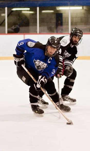 PATRICK BALDWIN OF THE BIFTECK AVENGERS FIGHTING OFF ALEXANDRE PARÉ SUBBING FOR THE CABANE EXPRESS (ARCHIVE PHOTO TRACY CHOU)