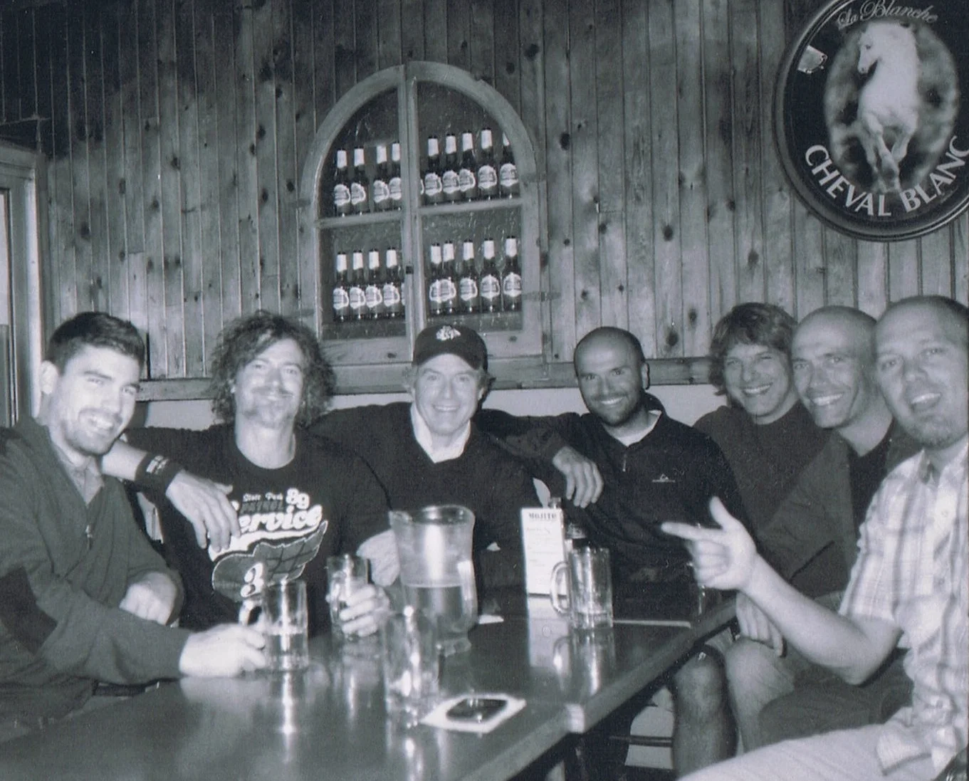  Photo d'archive d'après match à la Cabane à l'époque du Brotherhood.De droite à gauche: Pierre-Luc,J-F,Fern,Dan,Larry,Mike et Eric, tous membres de la LFA aujourd'hui 