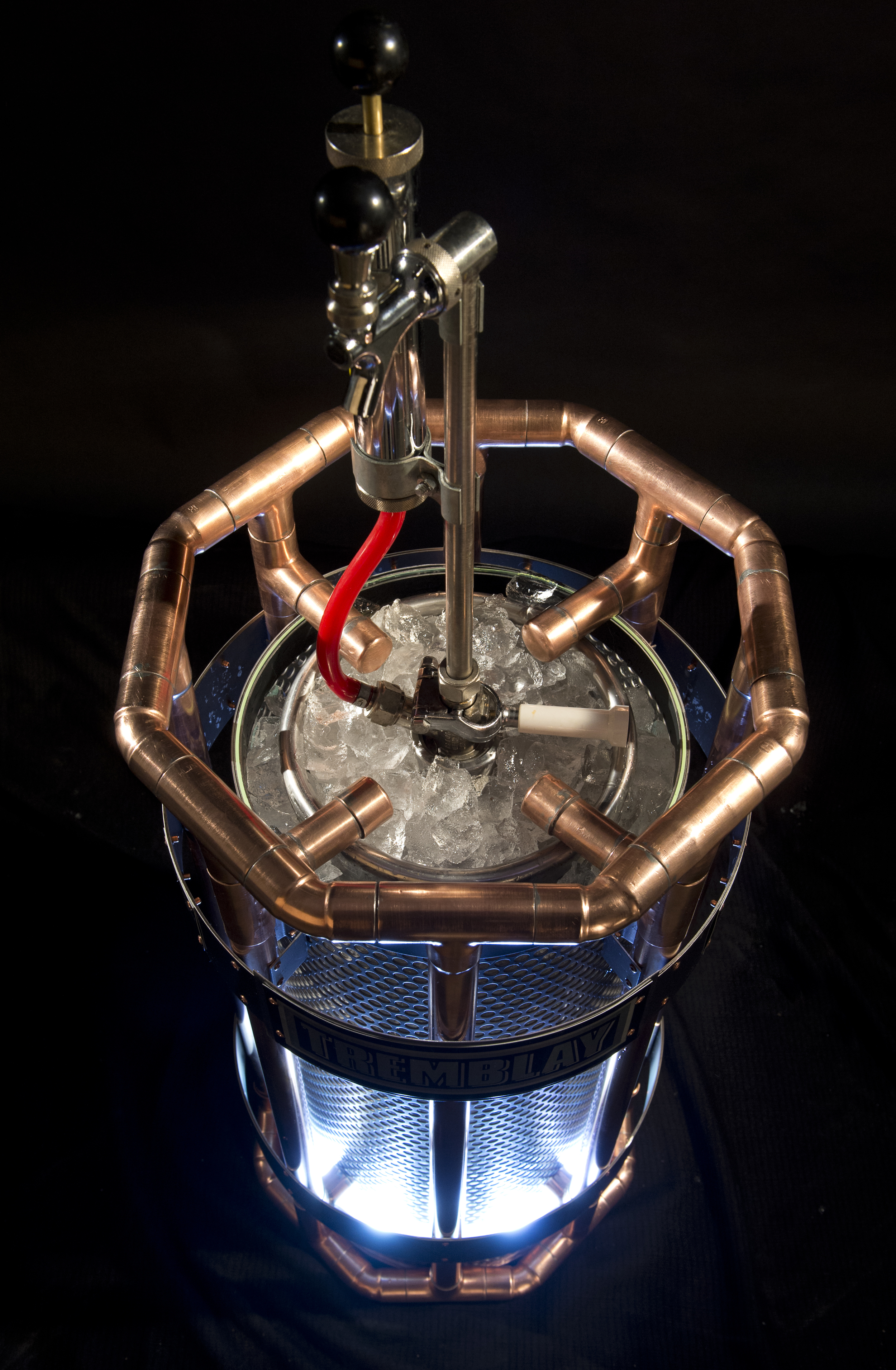 le trophée tremblay avec un keg de bière tremblay pour les gagants de la saison régulière (photo Bruno Petrozza)