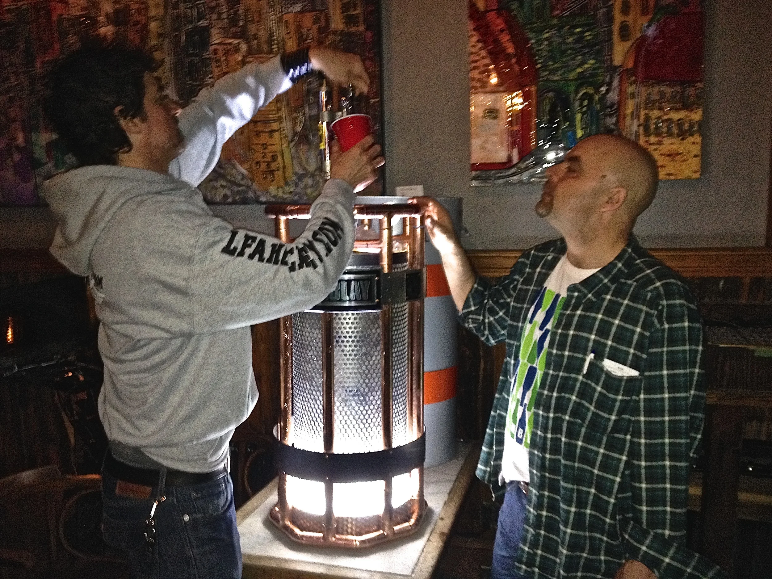  JF DesBois qui sert le premier verre à Éric Drapeau, capitaine des Tomahawks , qui ont remporté le trophée Tremblay &nbsp;en terminant premiers au classement de la saison régulière. (photo par Larry) 