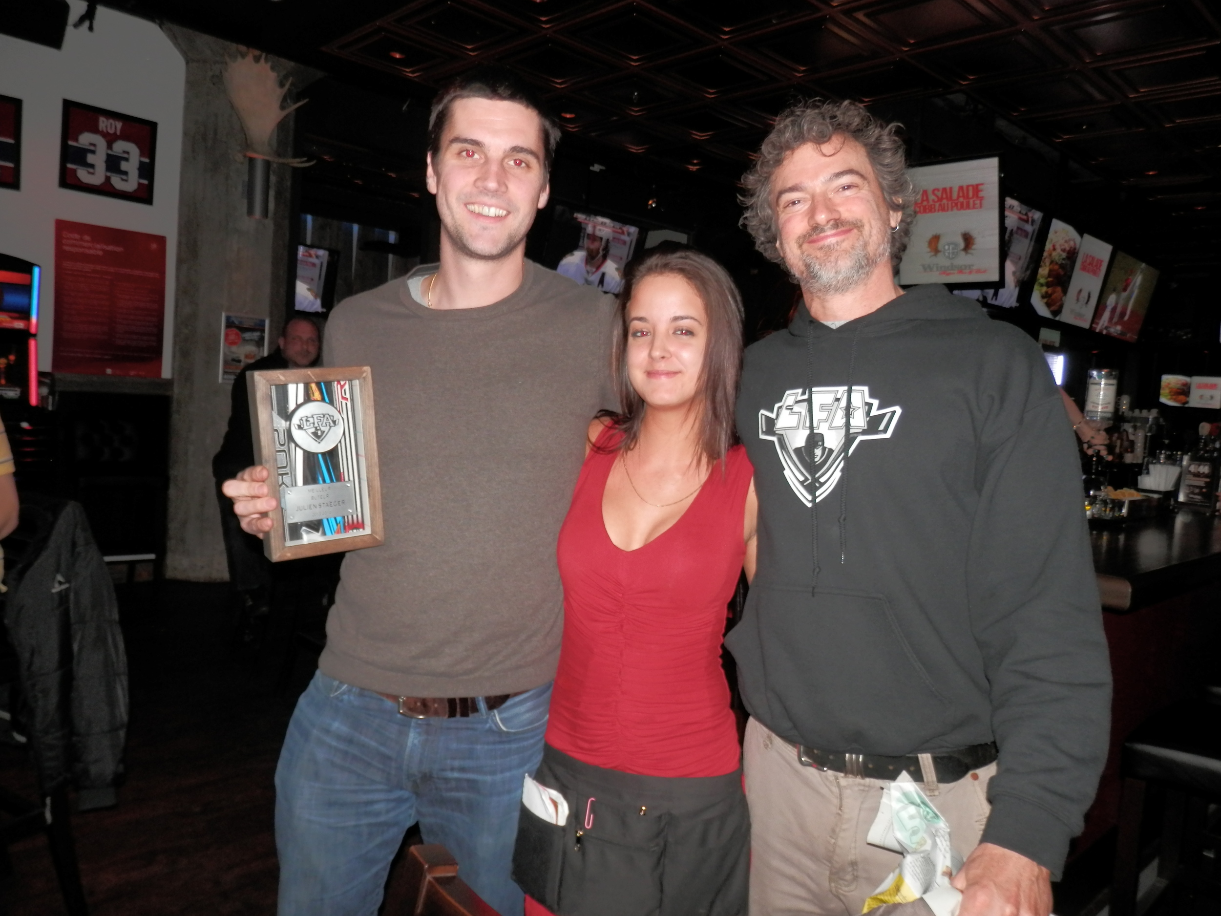 Julien Staeger gagnant du meilleur buteur et pointeur de la saison en compagnie de notre charmante hôtesse au Windsor hyper bar & grill, Astacia et de moi-même.