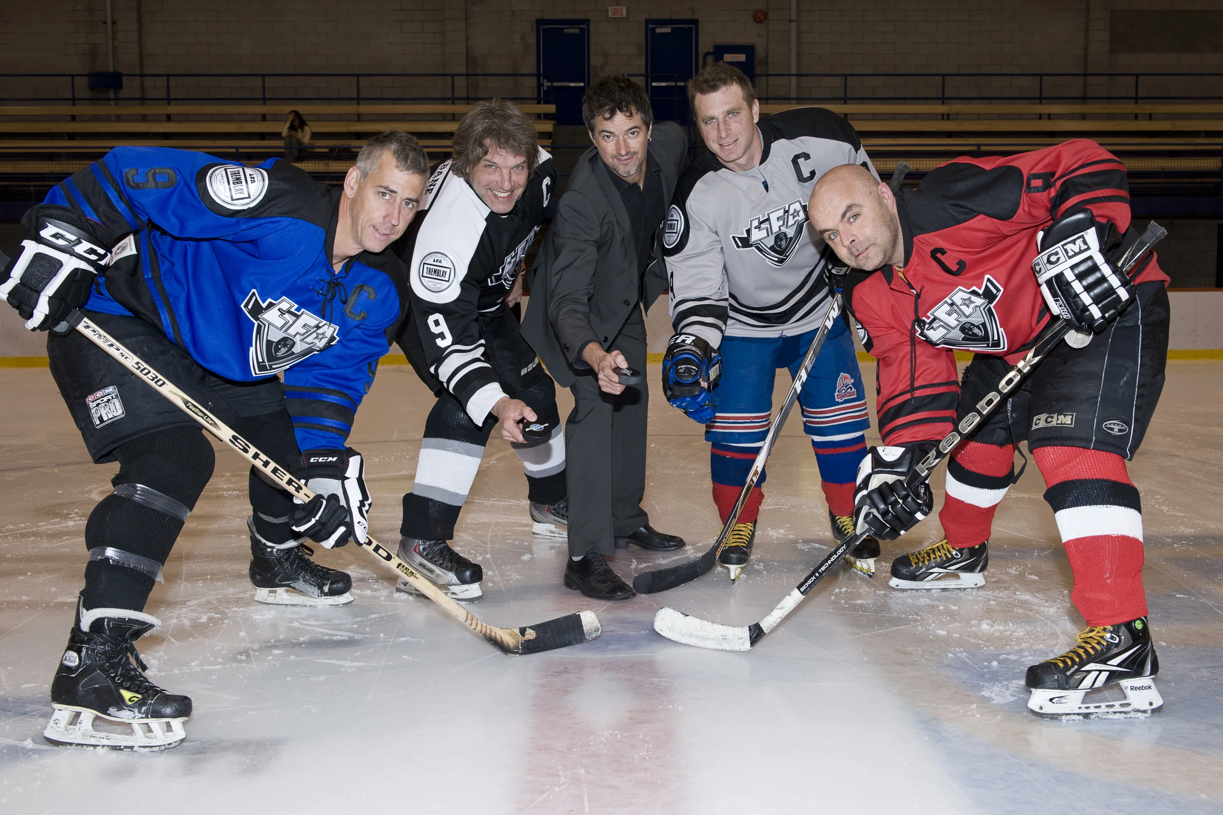  La mise au jeu protocolaire avant le premier match de l'histoire de la LFA. (De gauche à droite), Patrick Baldwin, Larry, Jean-François DesBois, Phillipe-Michel Lang & Eric Drapeau. 
