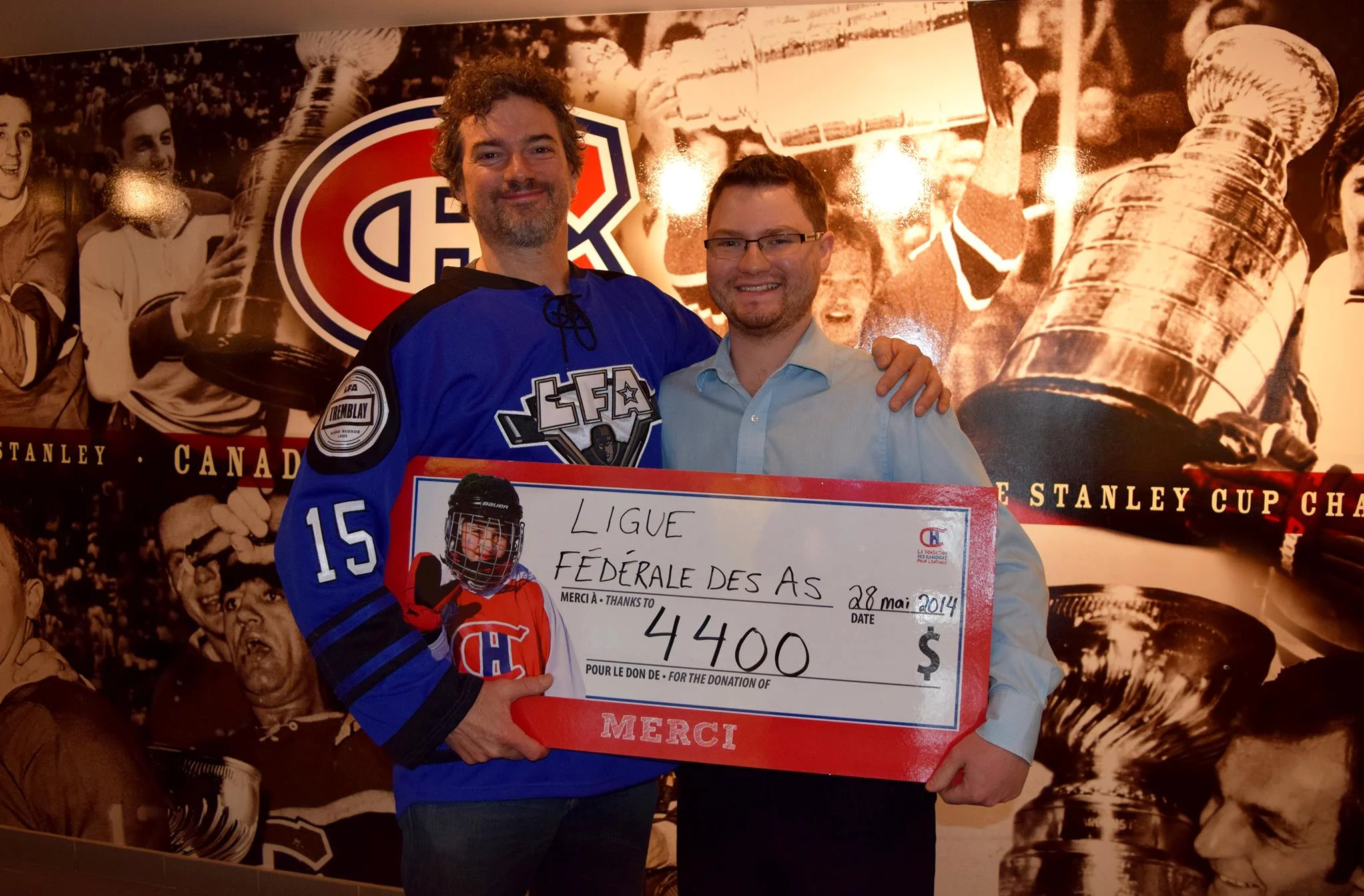  JFD, le président de la LFA en compagnie de Ryan Frank de la Fondation des Canadiens pour l'Enfance au centre Bell 