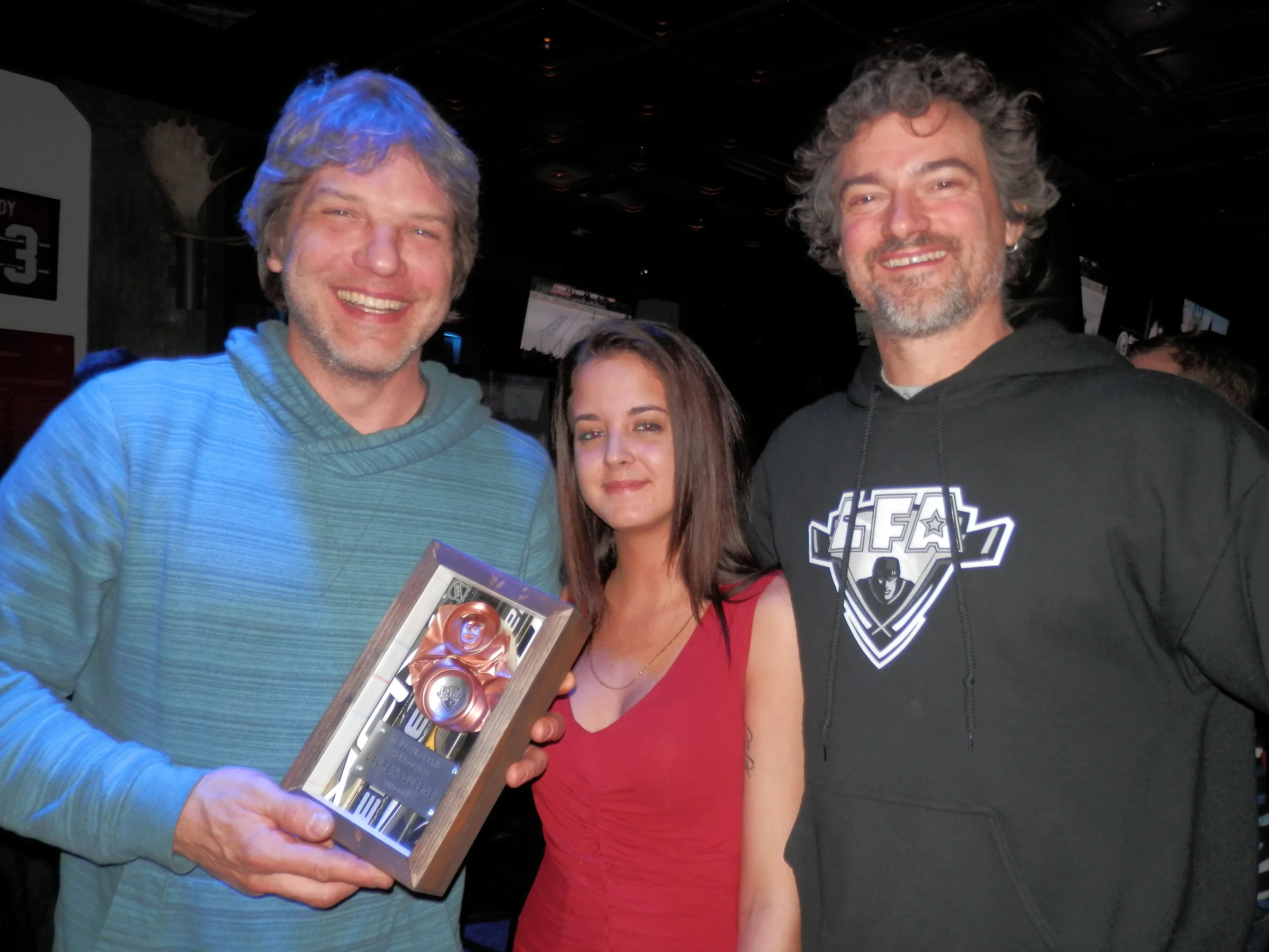  Larry&nbsp;gagnant du meilleur esprit hors glace en compagnie de Astacia du Windsor hyper bar & grill et you know who durant la remise des prix lors du gala de fin de saison 