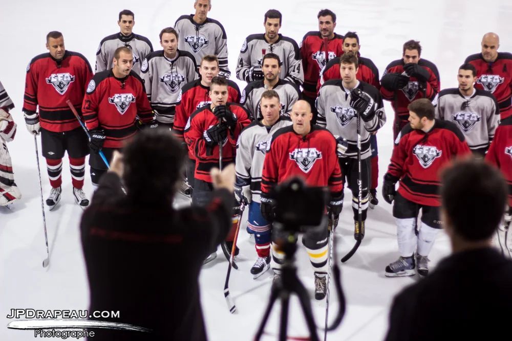  Photo prise lors de la séance de photo de groupe avant le matchs opposant les tomahawks de Rouge Horizon contre les Bily Kun Czechers samedi après-midi. 
