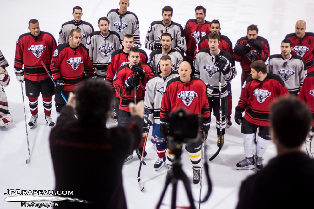 Photo prise lors de la séance de photo de groupe avant le matchs opposant les tomahawks de Rouge Horizon contre les Bily Kun Czechers samedi après-midi.