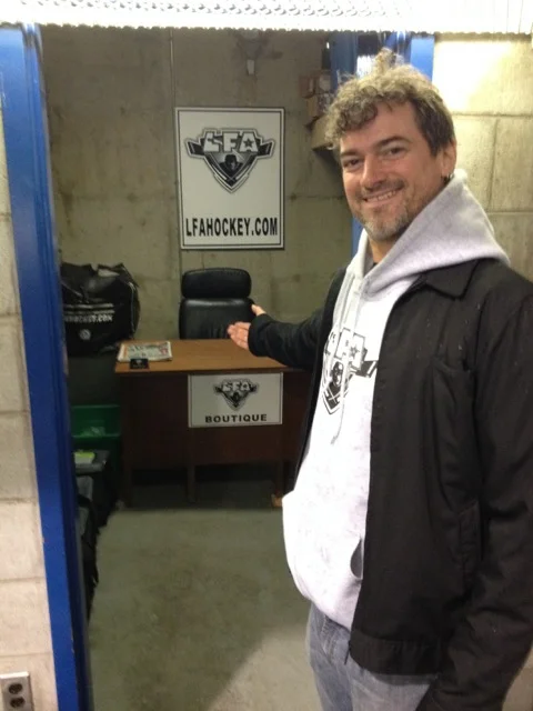  Le prez de la ligue montre fièrement son nouveau bureau &nbsp;à l'aréna (photo par Larry) 