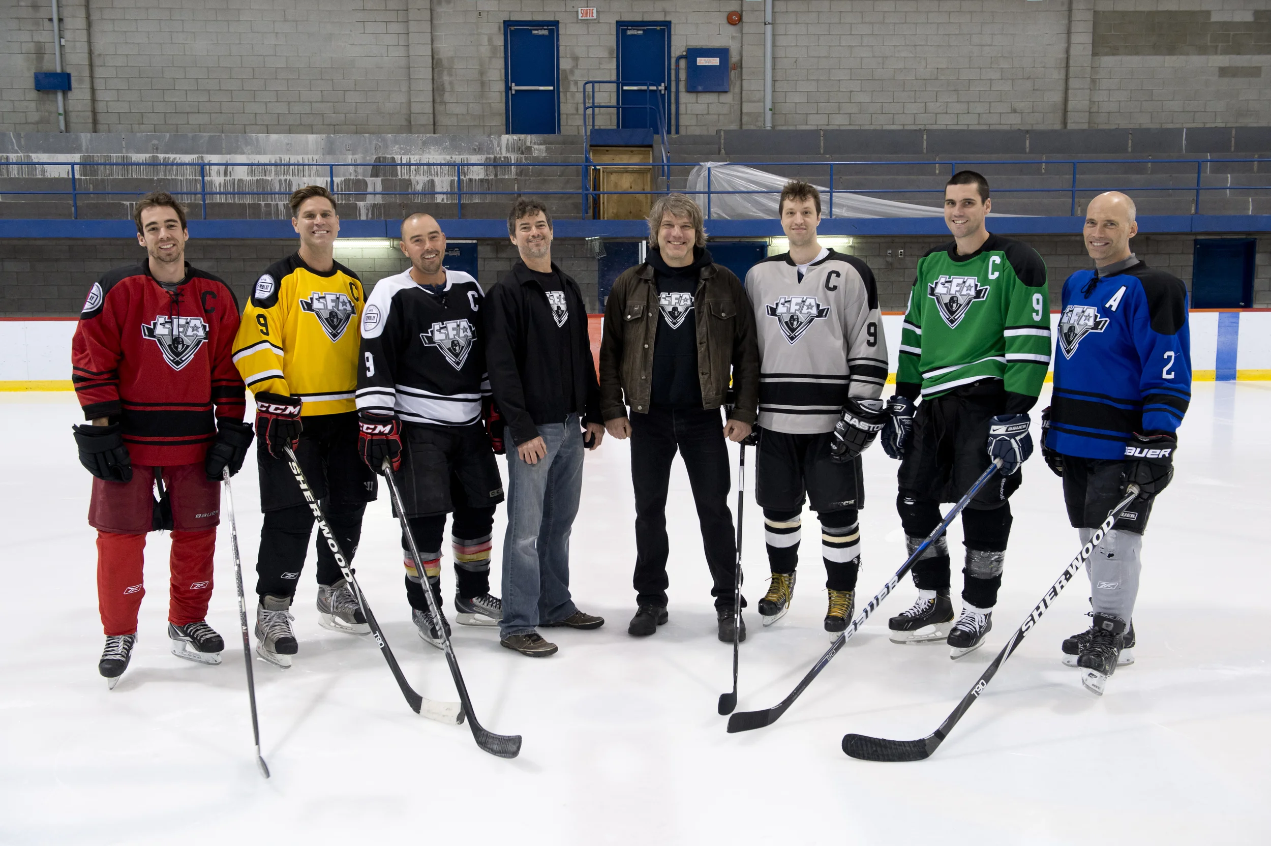 Photo des nouveaux capitaines cette saison en compagnie du président de la LFA et du vice-président des opérations hockey prise avant la mise au jeu protocolaire. De gauche à Droite: Simon Lavery-Lebeau, Remy Babin, Pierre-Luc Bédard, Jean-François DesBois, Larry, Phil Cyr, Julien Staeger et Michael Wees (assistant capitaine et membre du comité de sélection) Photo Bruno Petrozza