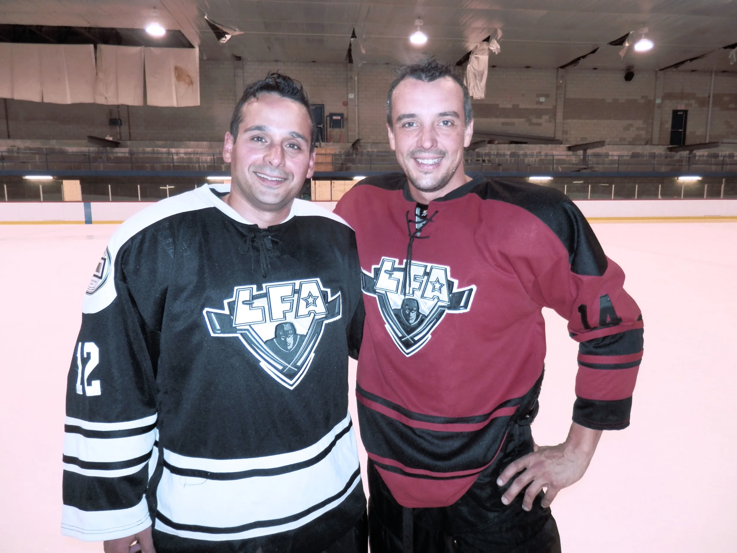 Derek Melo commanditaire des Cabane Loggers et François ¨Poirier commanditaire des Tomahawks de rouge horizon après leur match de samedi.