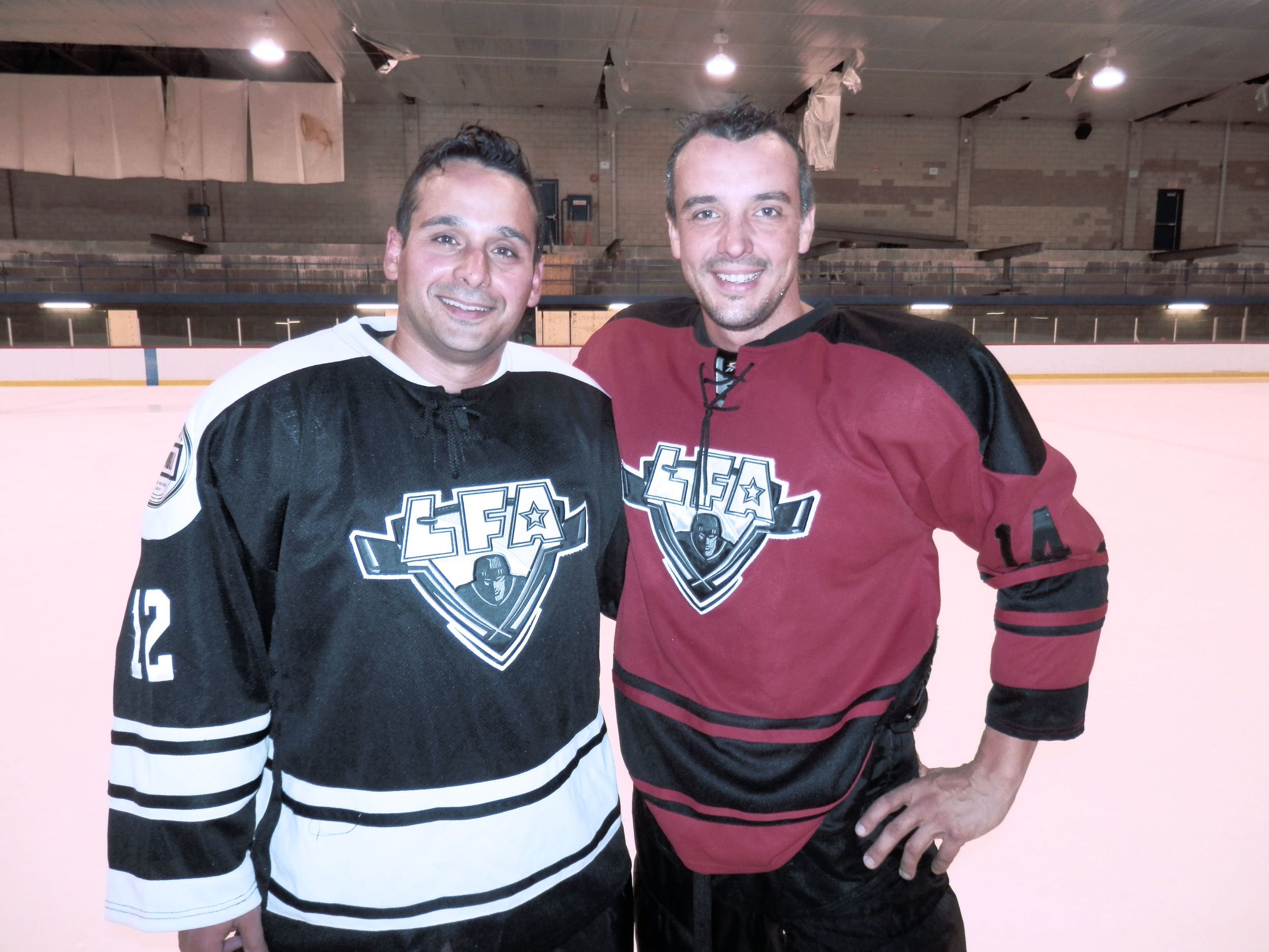 Derek Melo commanditaire des Cabane Loggers et François ¨Poirier commanditaire des Tomahawks de rouge horizon après leur match de samedi.