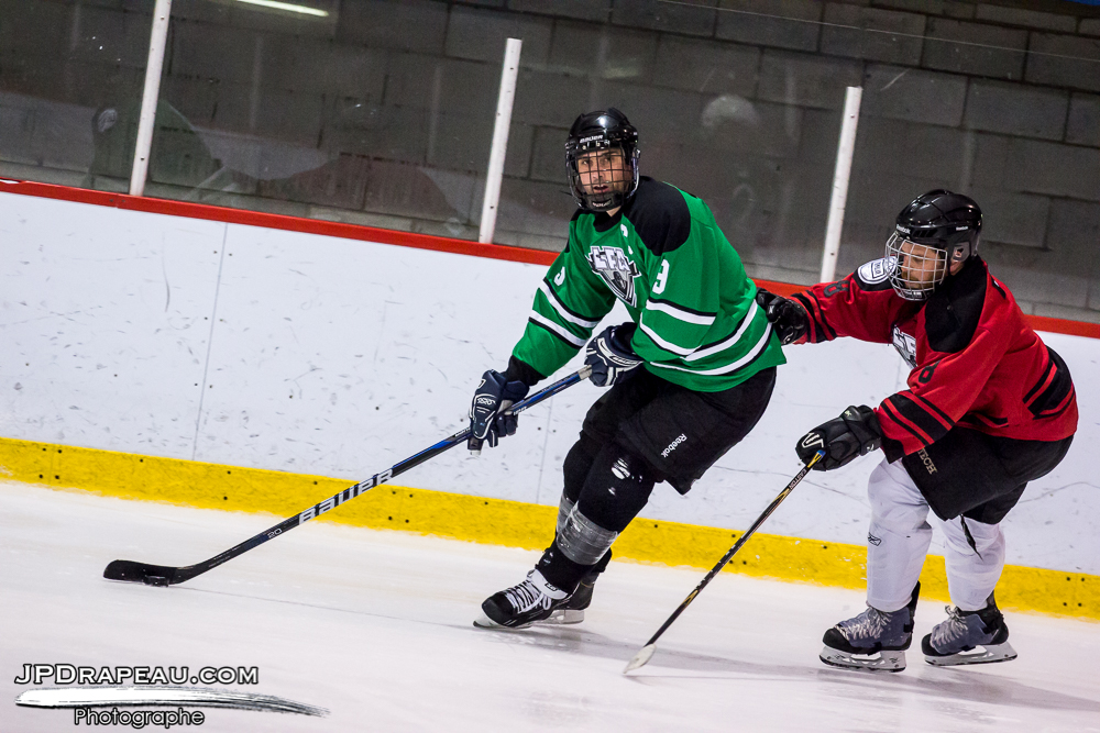 Julien Staeger, le capitaine des Shamrocks doing his stuff au dépend de Tom Spencer des tomahawks