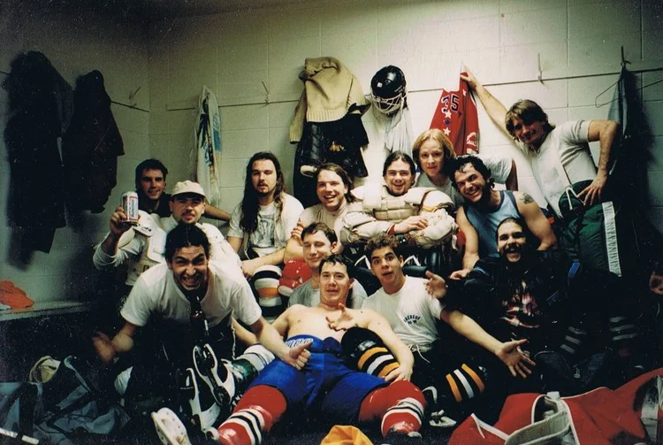 Image tirez de l'album souvenirs de la LFA de certains membres de la ligue lors d'un tournoie à Québec au début des années 90.