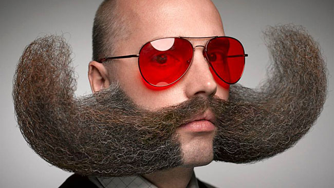 Moustache ne respectant pas les paramètres de Movember mais qui score gros pour l’originalité.
