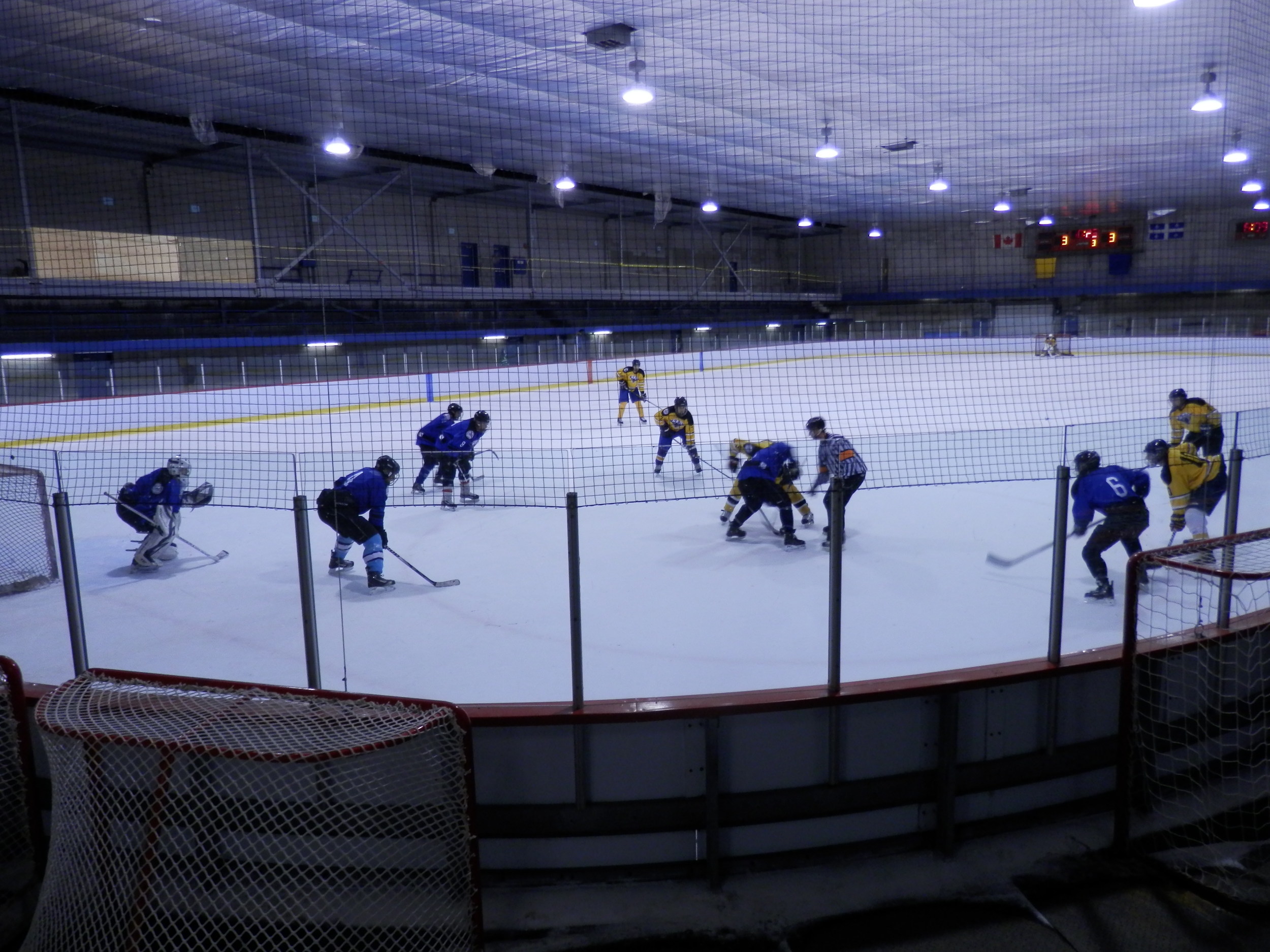 Les Avengers vs les Vipers samedi dernier, match qui se termina par un score de 4 à 4 avec un but in-extrémis de Jacob Poliquin des Vipers à quelques secondes de la fin. (Photo JFD)