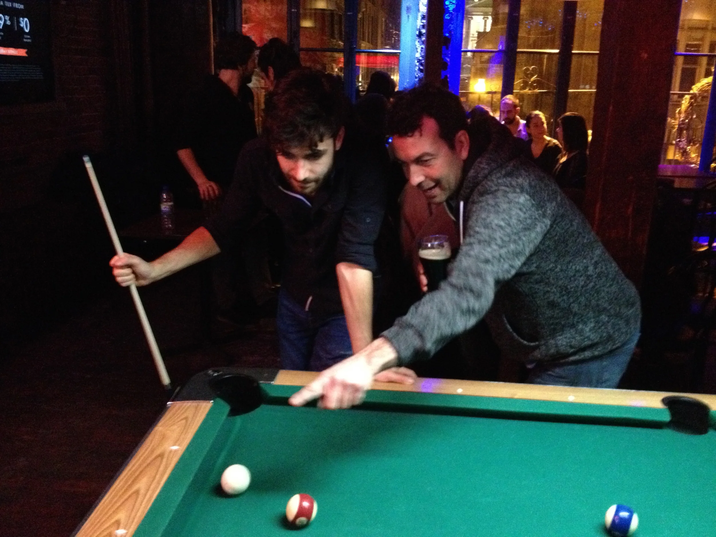 ARNAUD GUERTIN des vipers SE FAISANT COACHER BY DONALD TURCOTTE DES SHAMROCKS SAMEDI AU PUB ST-PAUL (PHOTO LARRY)