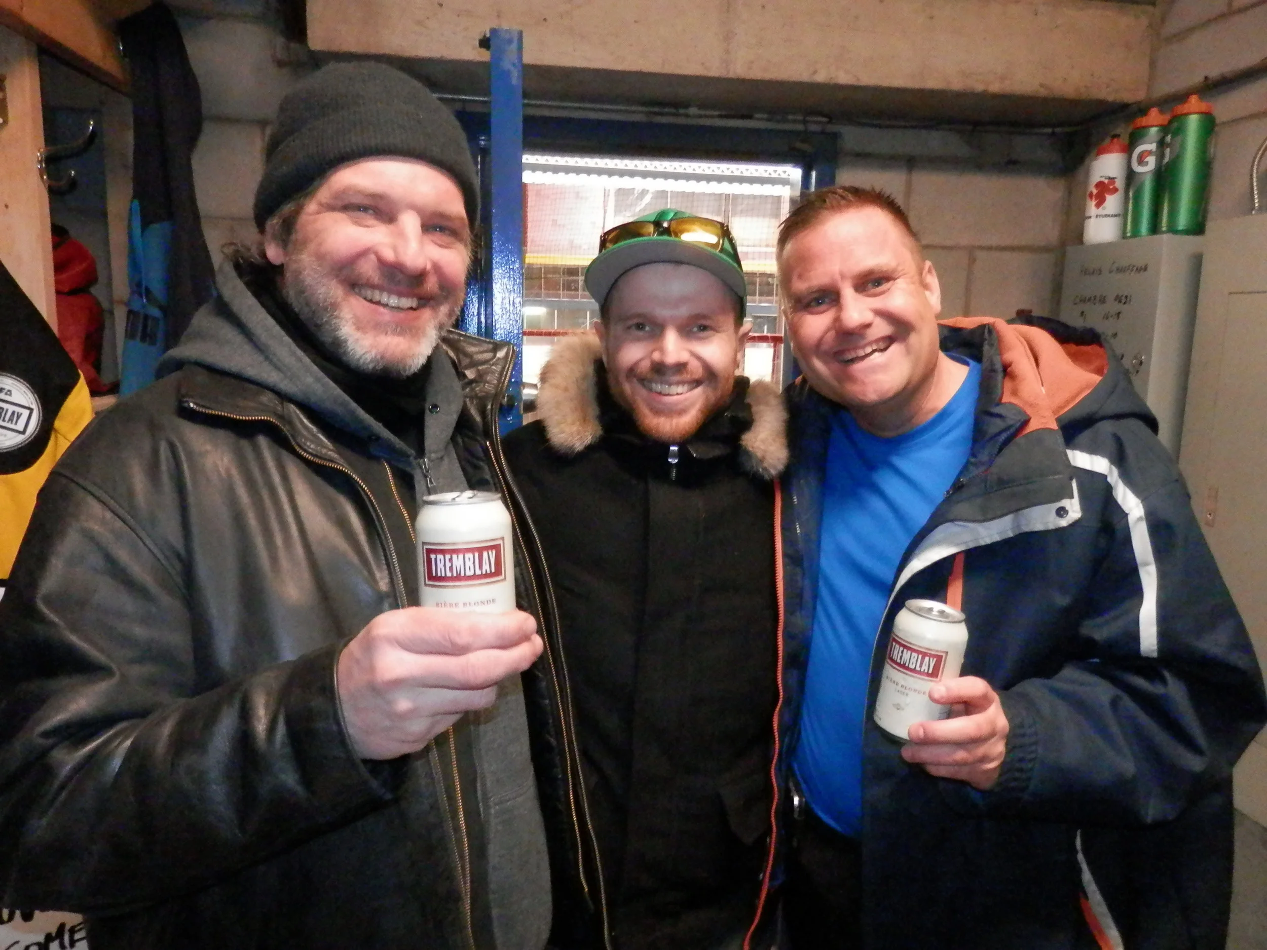  Larry des Shamrocks, Jonathan des Loggers et Craig des Avengers dans un&nbsp;rituel d'après-matchs que&nbsp;la plupart de nos membres pratique&nbsp;où la Tremblay et la camaraderie vont de pairs.&nbsp;(photo JFD) 