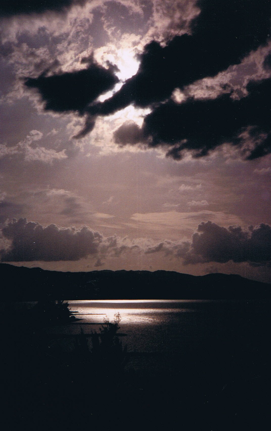 UNE BRÈCHE DANS LES NUAGES 