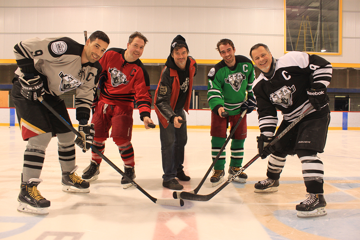 La mise au jeu protocolaire lors du premier week-end d'activité de la saison d'été de la LFA. (De gauche à droite) Jacob poliquin, raymond hughes, jean-françois desbois,simon lavery-lebeau et benoit gervais (photo jeremy poliquin)