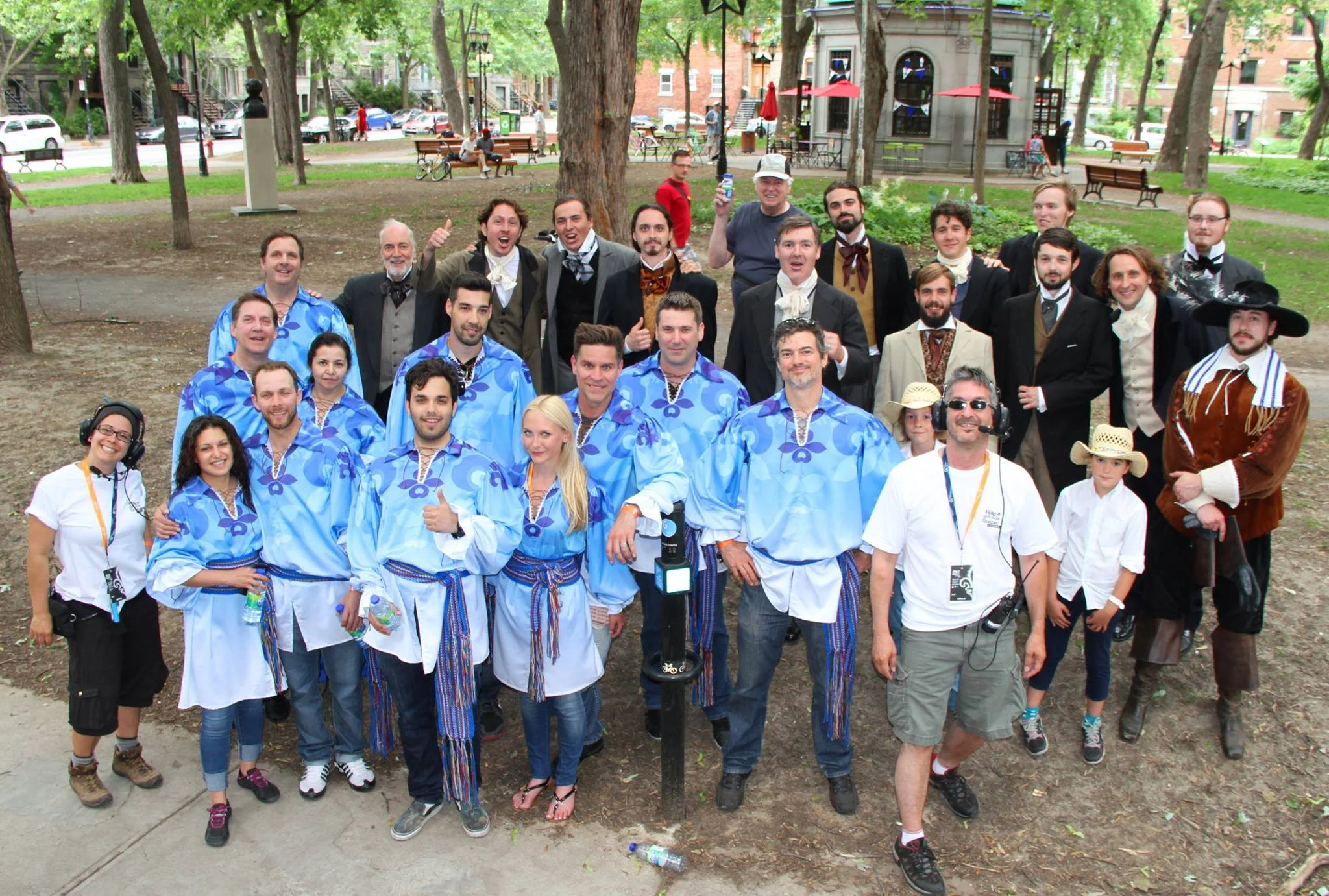 L'après show en compagnie de certains membres de la ligue et ceux du chariot de la Société St-Jean Baptiste mercredi lors de la tenue du défilé de la fête national à Montréal. (photo fredérique serd)