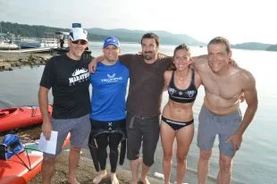 Maguy en compagnie des autres nageurs aillant traversé le lac Massawippi.
