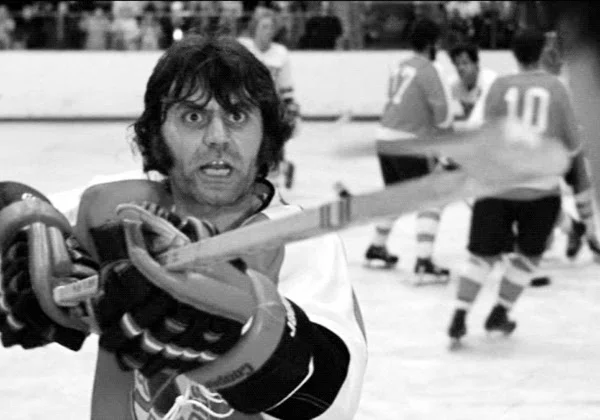  c'est pas pcq le nom de notre ligue est tiré de slap shot qui faut jouer comme eux. Nous sommes une ligue de chums et de chums à devenir à ce que je sache. 