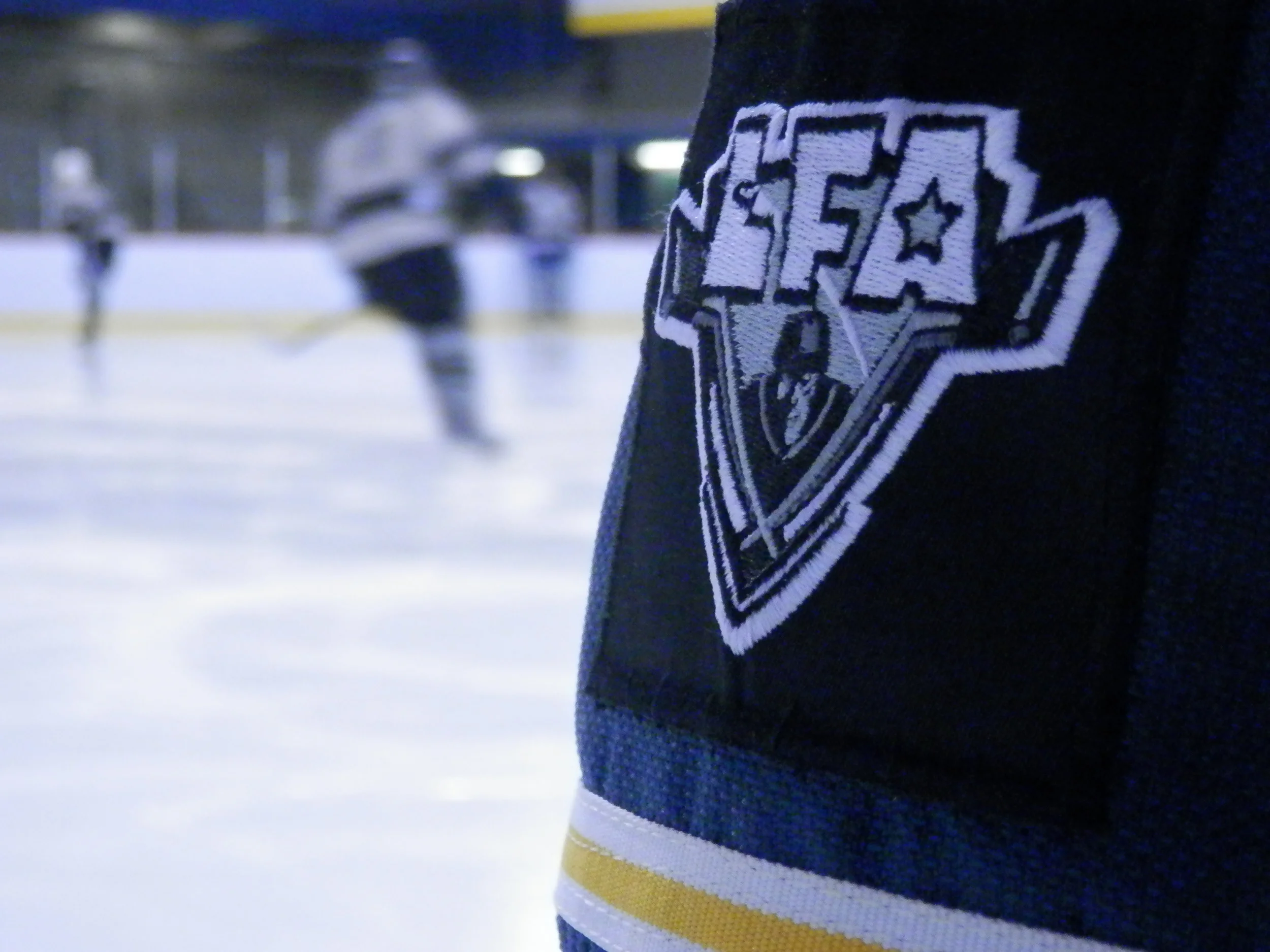  Notre nouveau écusson que vous pouvez appliquer&nbsp;où bon vous semble, que Craig Higgins des Czechers a cru bon faire coudre sur ses culottes d'hockey pour un look du tonnerre !. (photo JFD) 