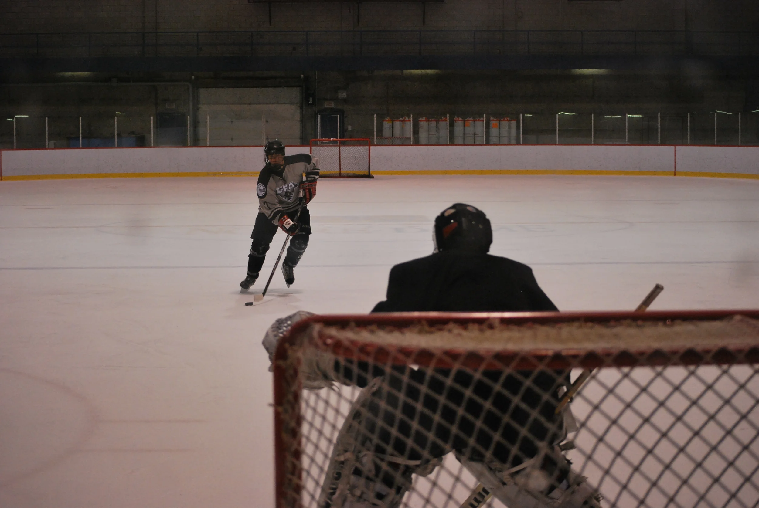 Wes Bolduc anciennement des Bily Kun Czechers s'élançant devant un gardien substitut mystère durant un lancé de punition lors de la première campagne de la ligue en 2013-2014 (photo d'archives Jeremy Lancelin)
