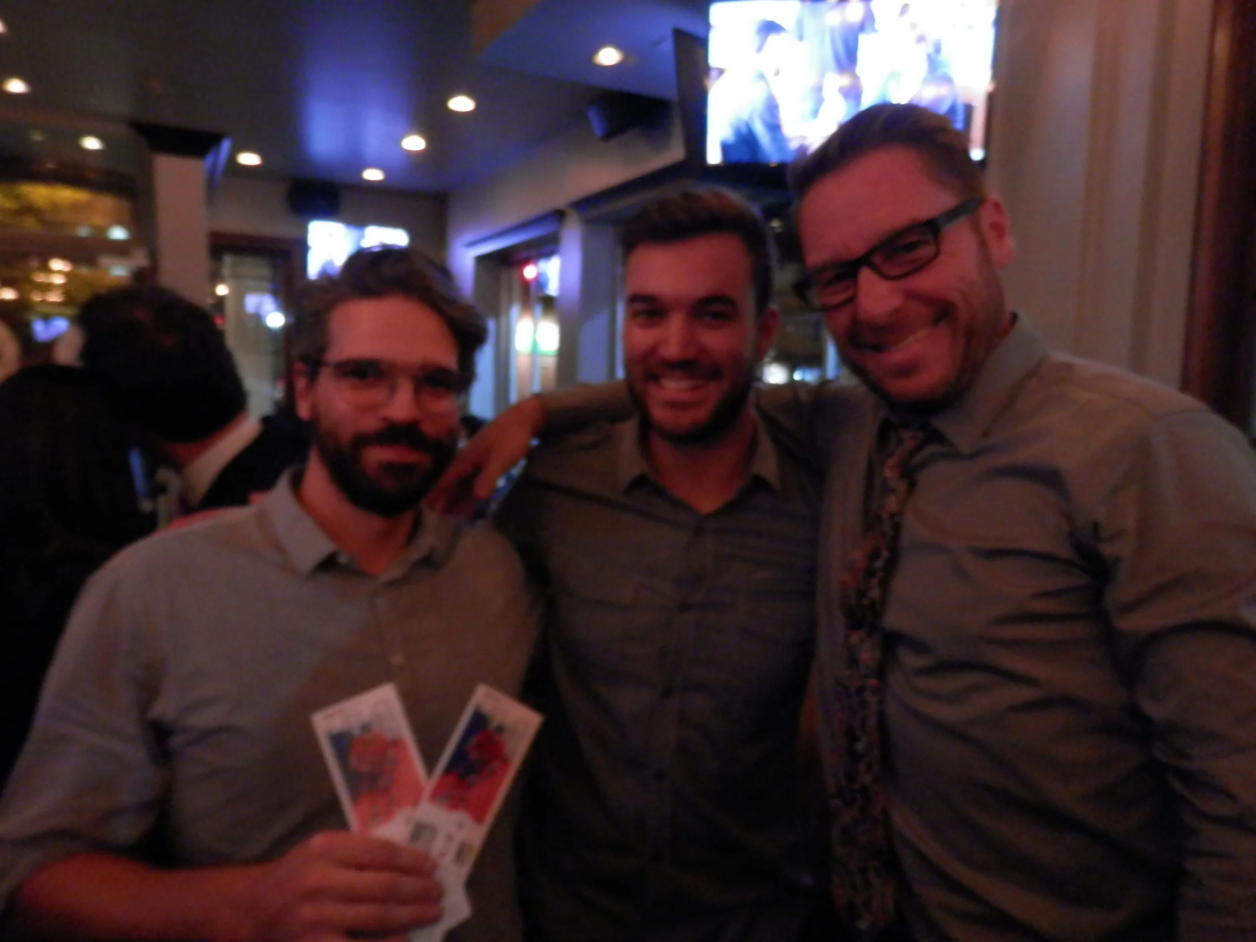 Eeeeeuh...êtes-vous des frères ?! Alexandre Paré, billets en mains en compagnie du gérant Tim et son père Bob auger, propriétaire de la brasserie st-denis (bière et compagnie) (photo Jacob poliquin)