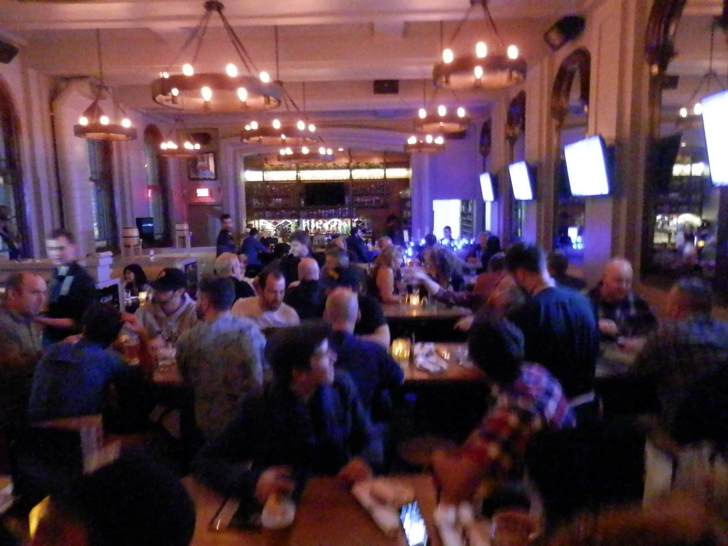  La LFA d'une table à l'autre de la Brasserie Saint-Denis samedi soir dernier (photo JFD) 