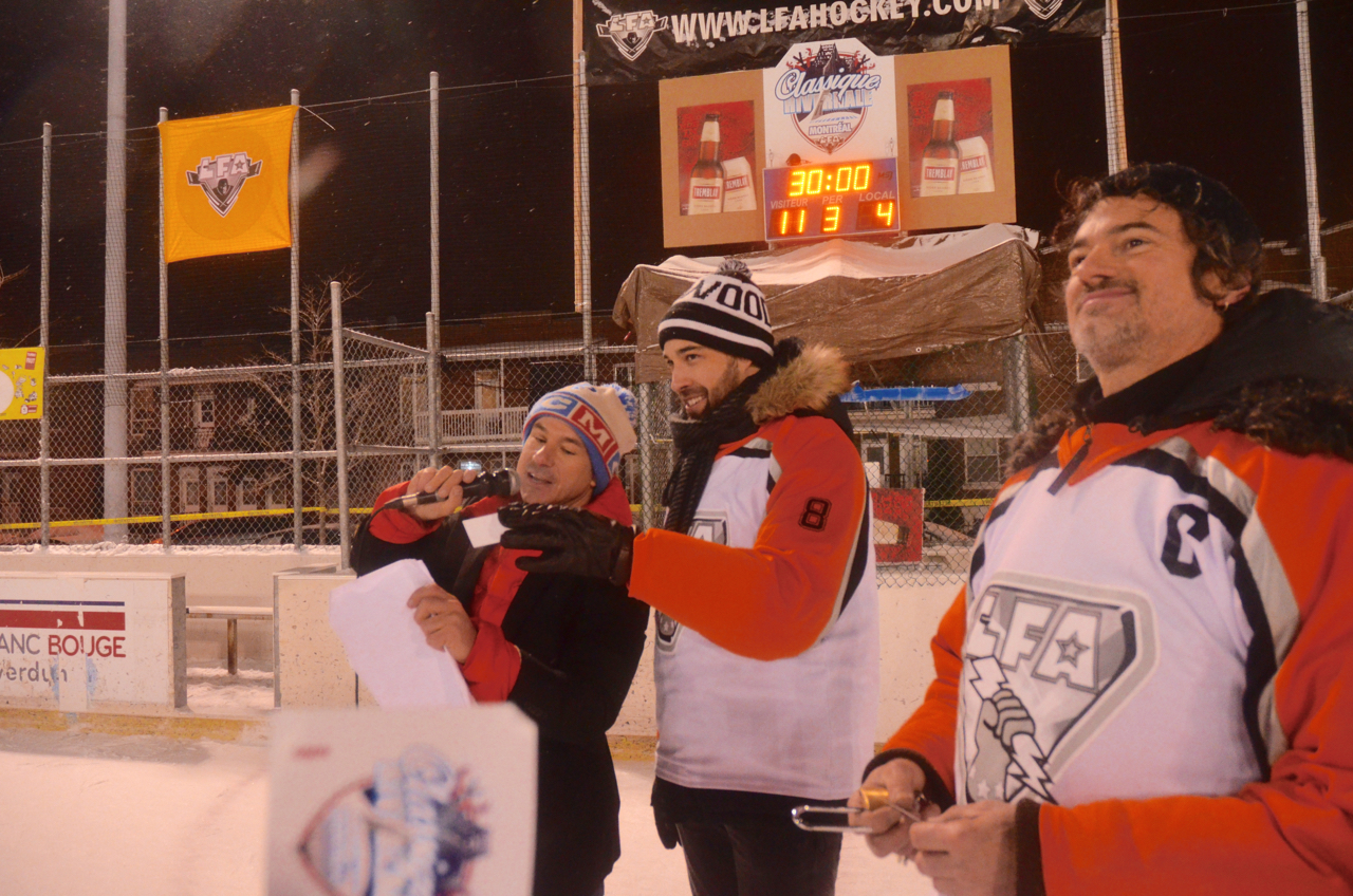  Tirage des quatre grands prix lors de la Classique Hivernale du 16 janvier (de droite à gauche) Guillaume Mainville (annonceur maison) Jacob Poliquin (directeur des communication de la LFA) et J-F DesBois (président de la ligue) (photo frederic serre) 