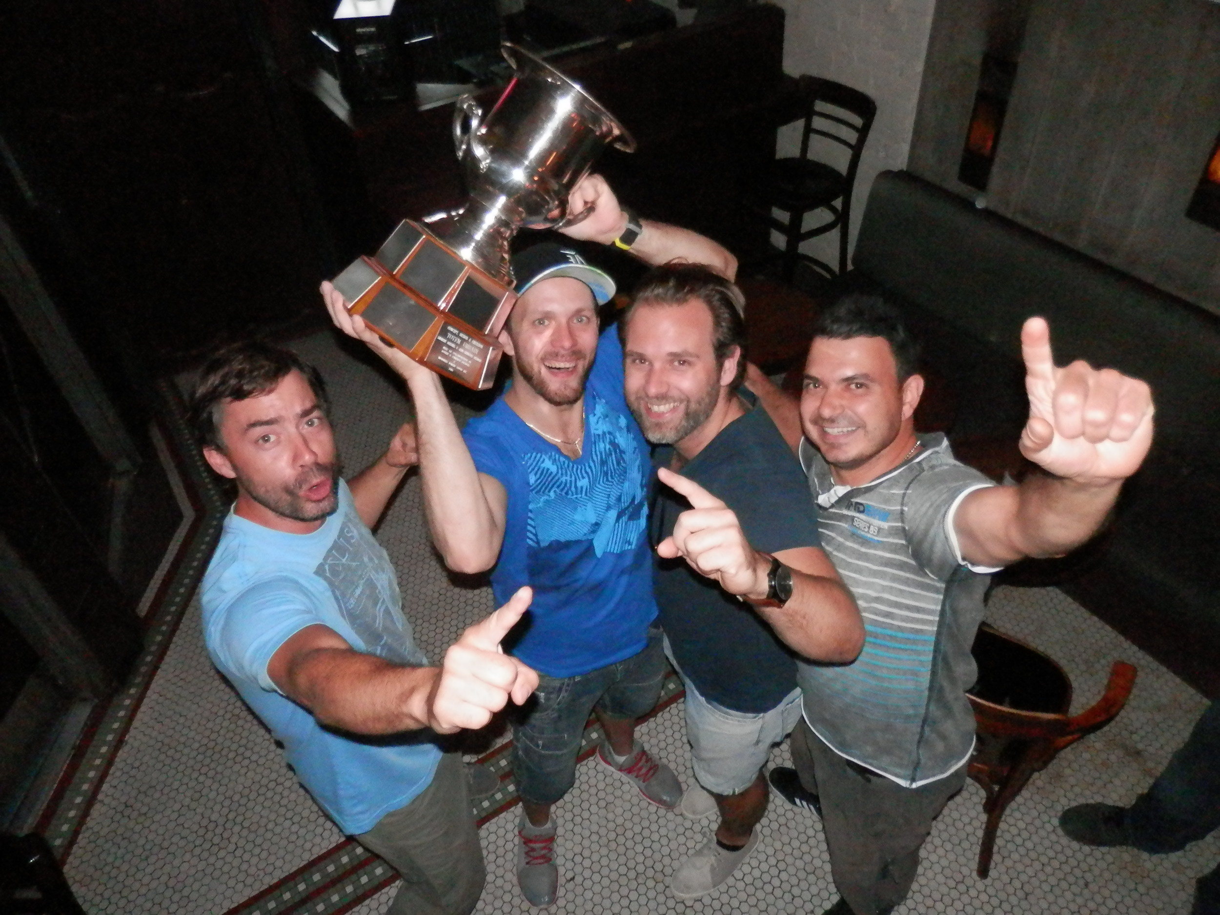 Le cœur des Avengers lors du couronnement des champions mercredi dernier au bar Bily Kun. Seb, Rick Ian & Gio étaient tous bien heureux de soulever la coupe Heritage pour la première fois de son histoire comme la base fut créé lors de l'hiver dernier.(photo JFD)