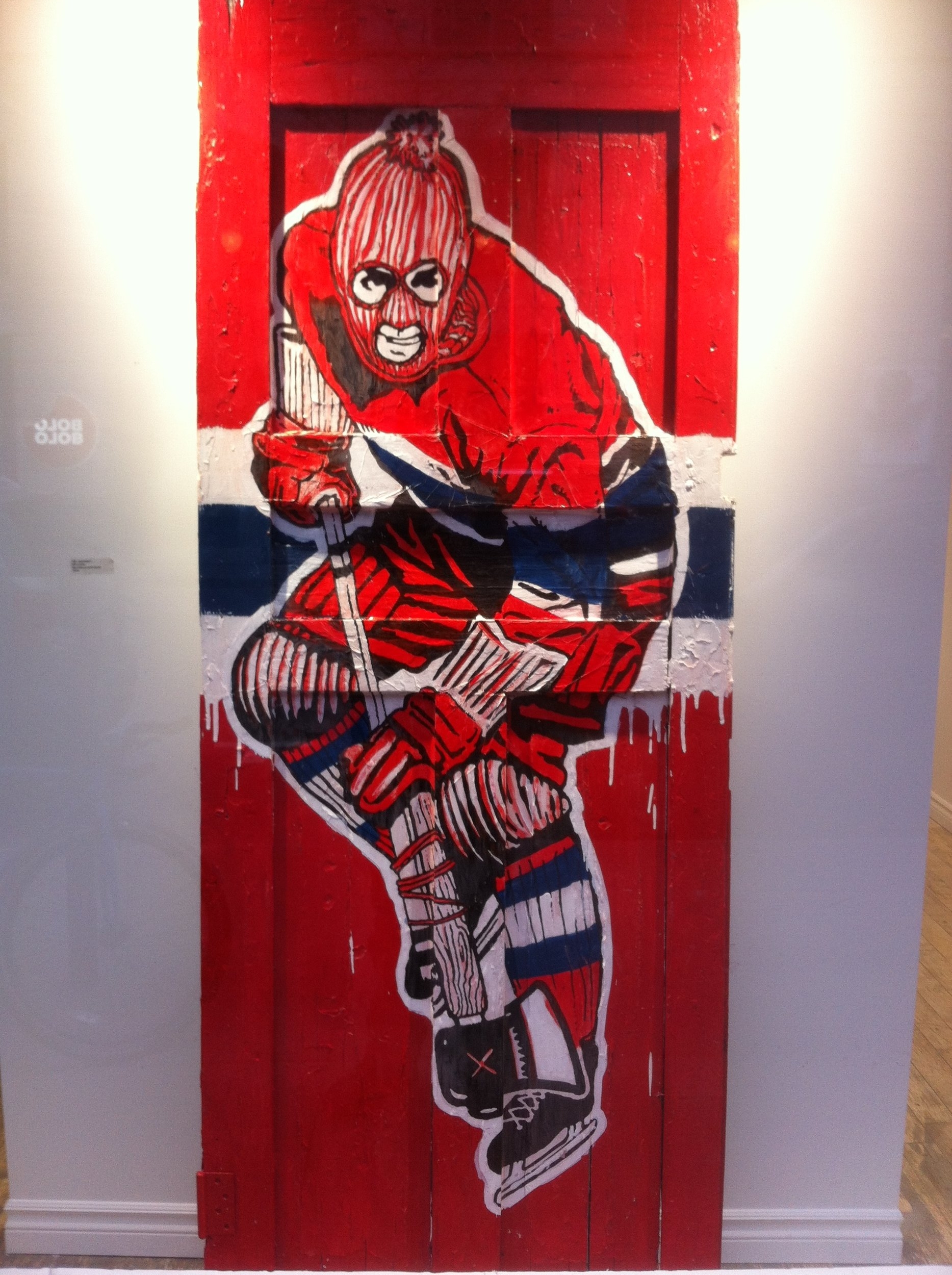 pHOTO PRISE SUR LA MAIN DANS UNE GALERIE de l'oeuvre d'un artiste inconnu, EN ESPÉRANT QUE NOS GLORIEUX N'AURONT PAS BESOIN DE CAGOULE POUR SORTIR EN VILLE CETTE SAISON.