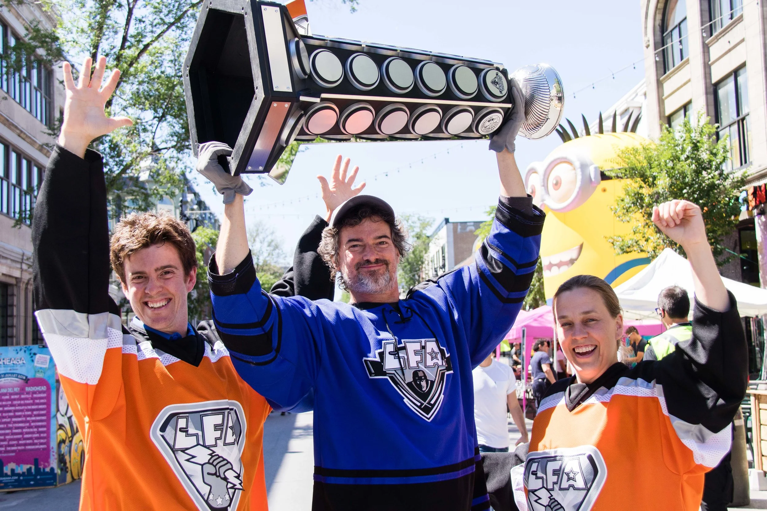 CÉLÉBRATION DANS LES RUES DE MONTRÉAL APRÈS LA GRANDE FINALE DE LA LFA QUI AURA PERMISE DE REMETTRE 5550$ À LA BANQUE ALIMENTAIRE DE JEUNESSE AU SOLEIL. DE GAUCHE À DROITE: ERIC KINGSLEY DE JEUNESSE AU SOLEIL , JEAN-FRANÇOIS DESBOIS, PDG DE LA LFA ET ANN ST-ARNAUD ÉGALEMENT DE JEUNESSE AU SOLEIL.