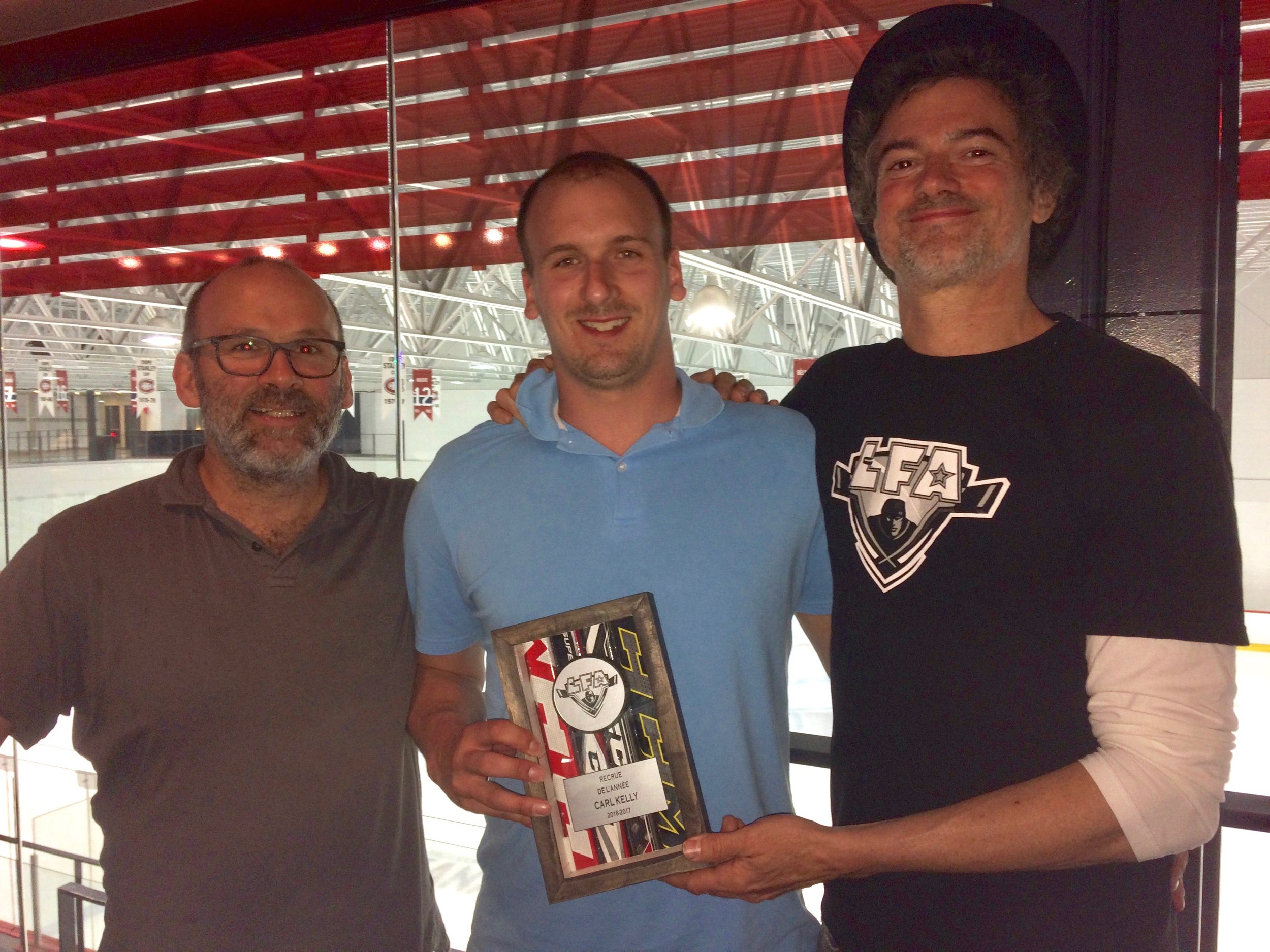 Paul rosa, carl kelly le gagnant de la recrue de l'année and you know who lors du gala 2017 de la LFA, jeudi soir au complexe bell de brossard. (photo Laurent Quesnel)
