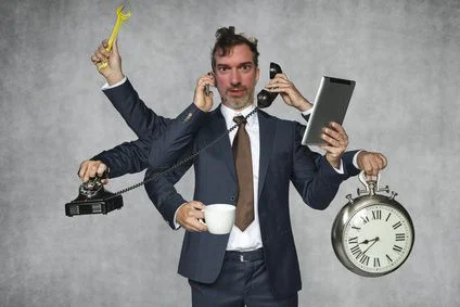 t'occuper d'une ligue et de centaines d'individus peux te rendre dingue, tu dois établir des règlements et espérer un peu de collaboration des personnes qui en font partis si tu veux pas l'échapper et devenir fou....