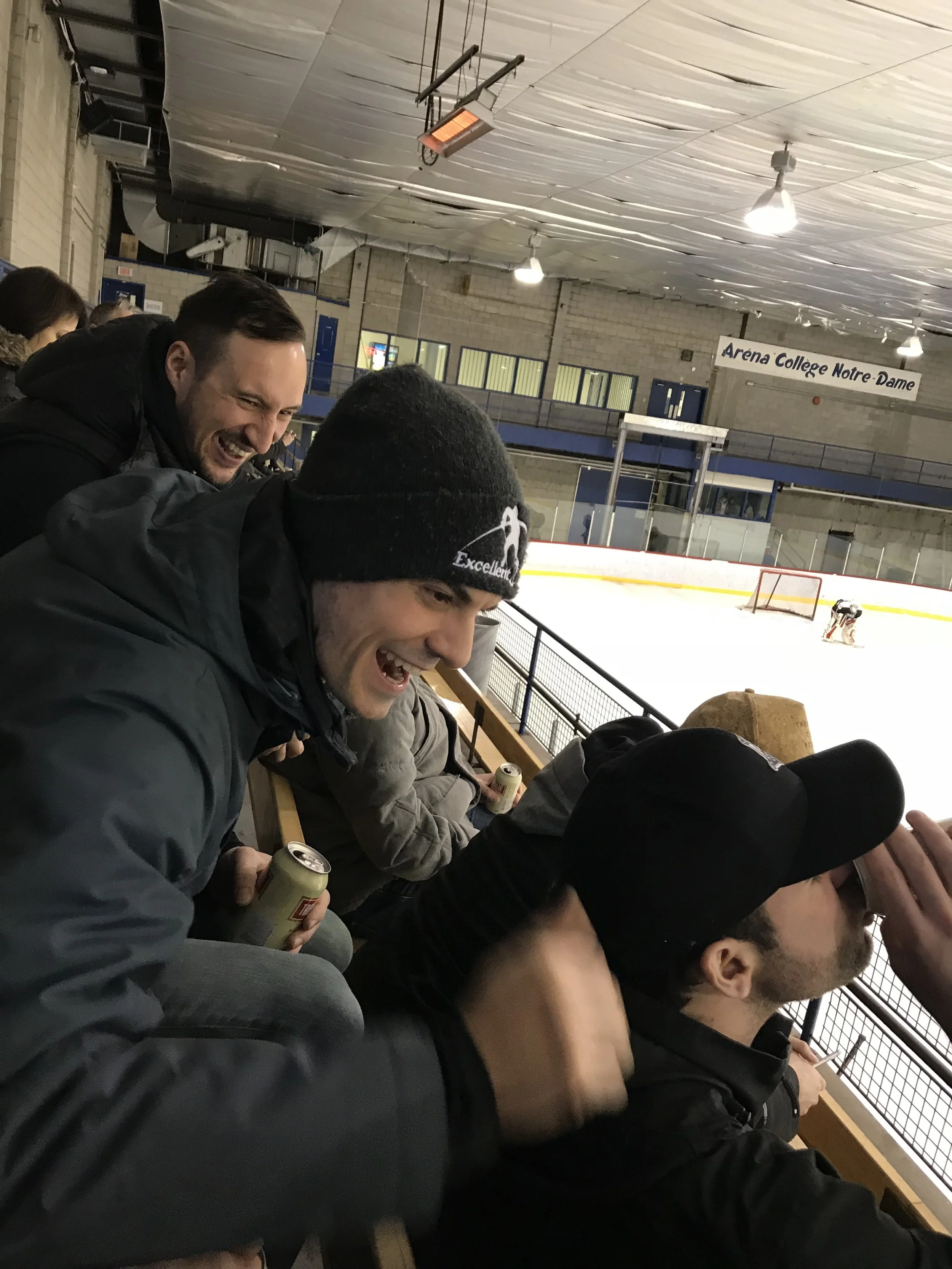 Pat, Dan et quelques membres des Météores qui sont restés dans les estrades après leur match pour profiter de la vie, boire une coupe de bières, regarder du hockey de série et surtout pour avoir du gros fun ! (photo Stefan Marquis)