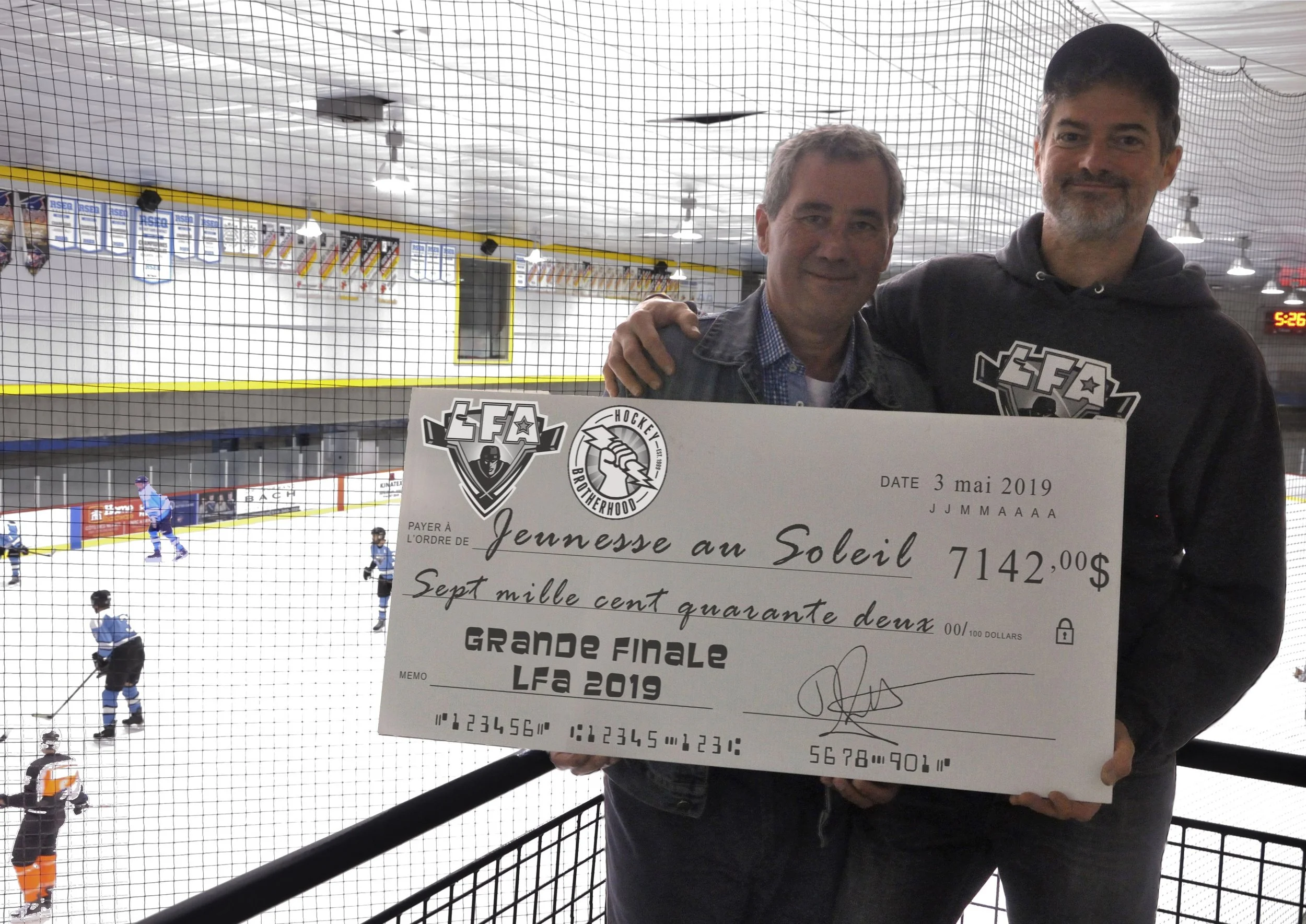 Vinnie Matteo le directeur du programme hockey SLAP de Jeunesse au Soleil en compagnie de Jean-François DesBois, PDG de la LFA et de l'Association du Hockey Brotherhood.
