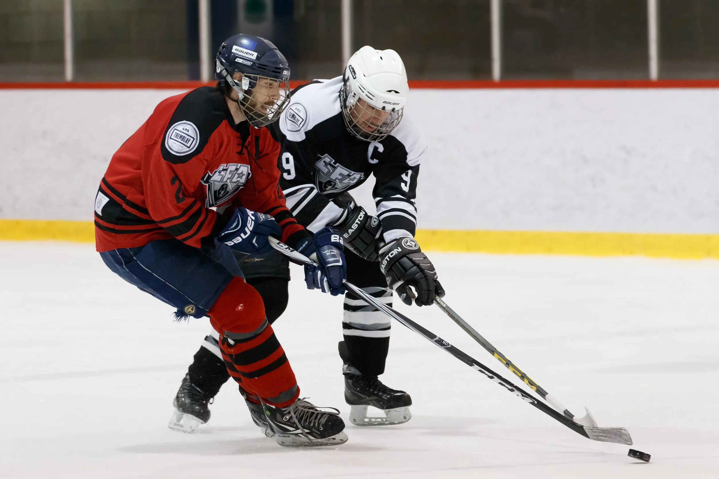 LE HOCKEY COMME TRAME DE FOND A TRAVERS LE BRUIT DU MONDE